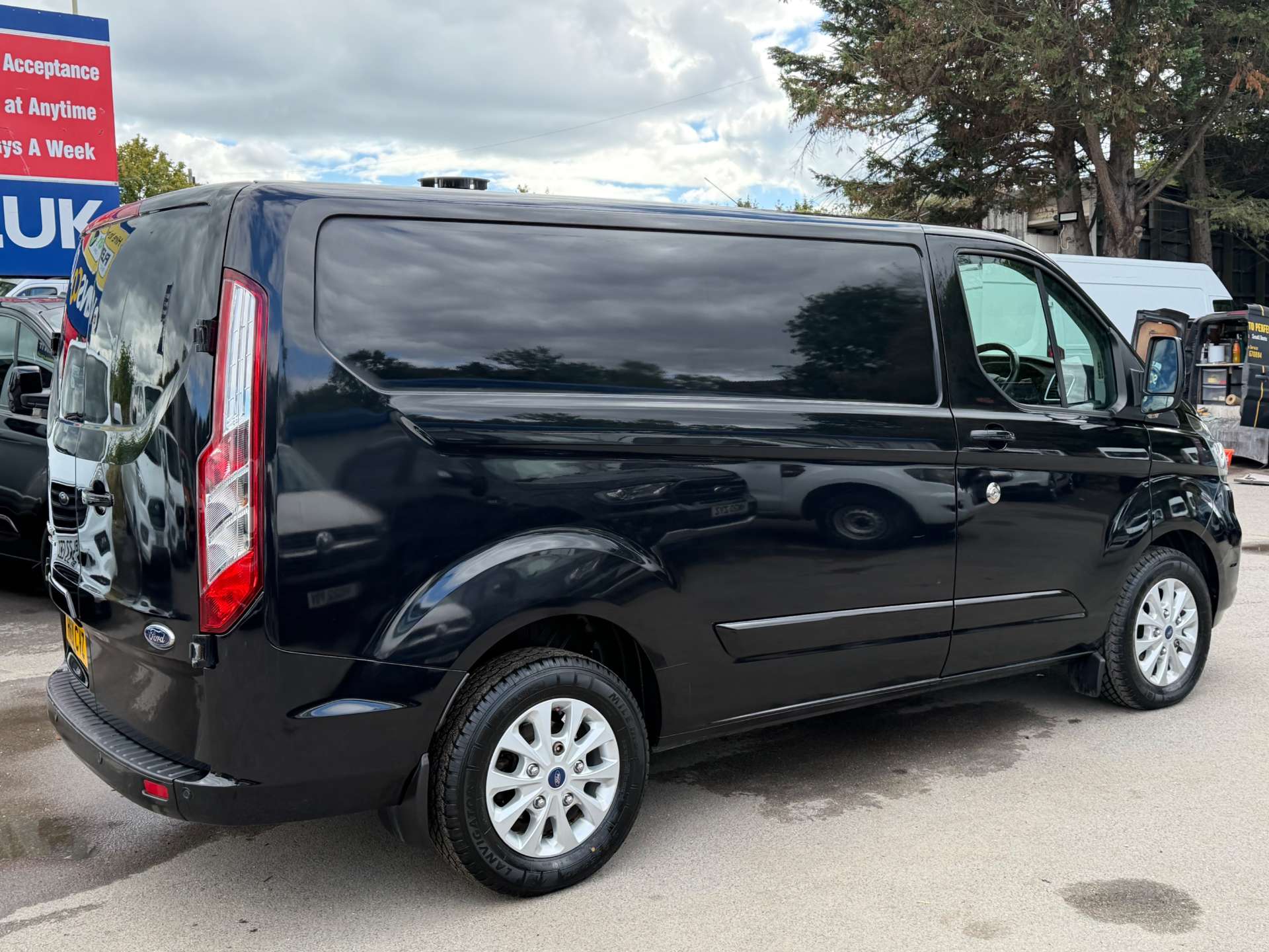 Ford Transit Custom 2.0 280 EcoBlue Limited Panel Van 5dr Diesel Manual L1 H1 Euro 6 (s/s) (130 ps) thumbnail 8