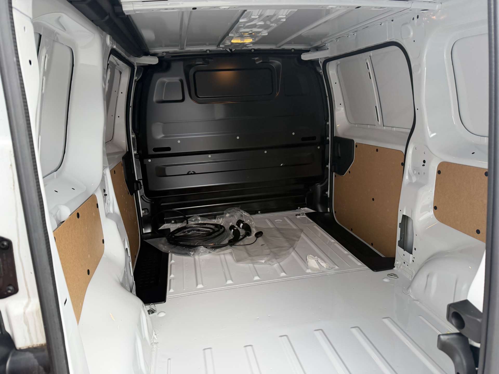 Peugeot e-Expert 75kWh Professional Standard Panel Van 6dr Electric Auto MWB (11kW Charger) (136 ps) thumbnail 8