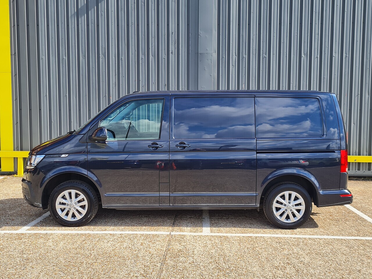 VW Transporter T30 Highline Auto - Thumbnail 8