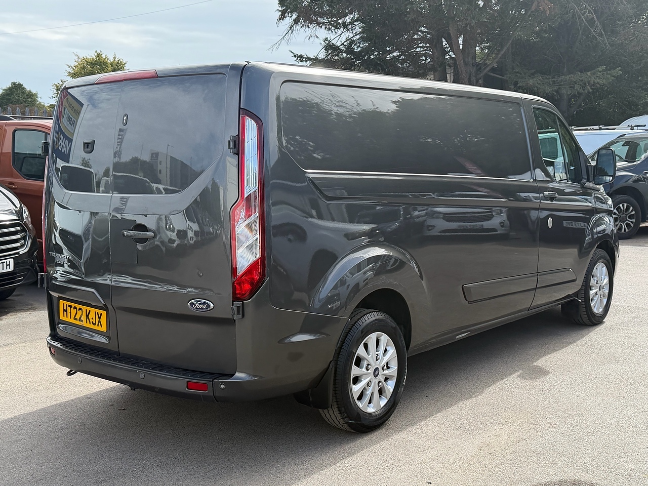 Ford Custom 300 Limited LWB - Thumbnail 6
