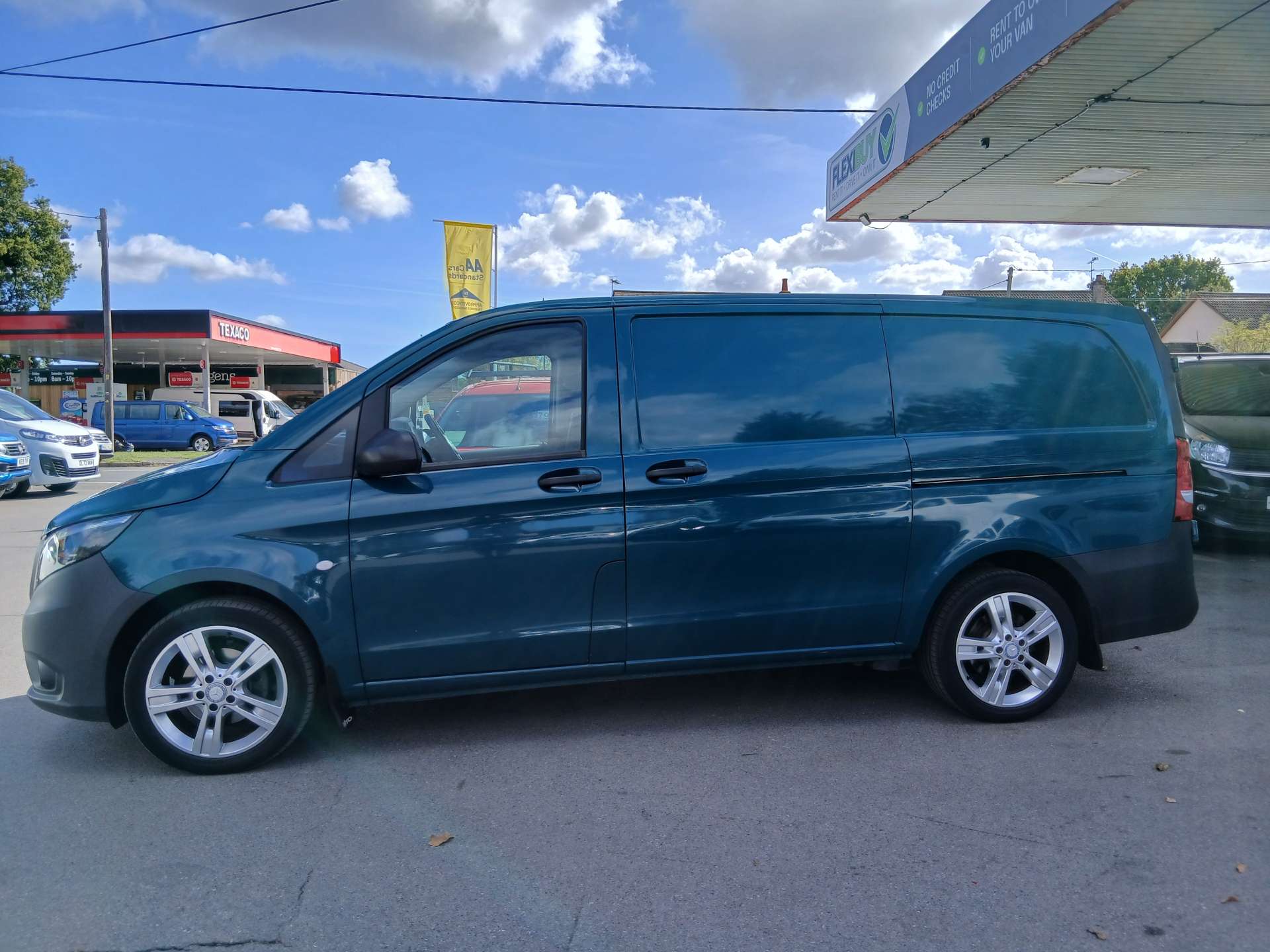 Mercedes-Benz Vito 2.0 114 CDI Progressive Panel Van 5dr Diesel G-Tronic RWD L2 Euro 6 (s/s) (LWB) (136 ps) thumbnail 4