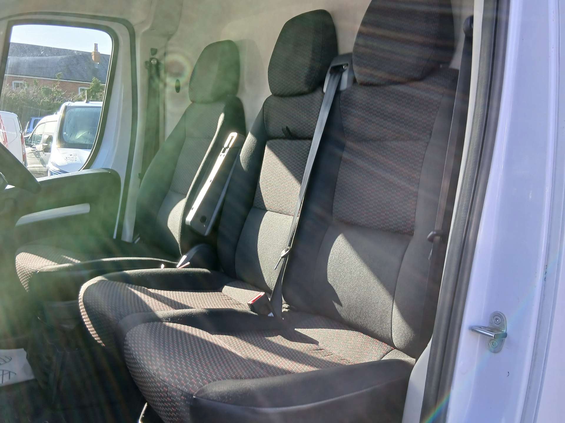 Peugeot Boxer 2.2 BlueHDi 335 Professional Panel Van 5dr Diesel Manual L3 H2 Euro 6 (s/s) (140 ps) thumbnail 5