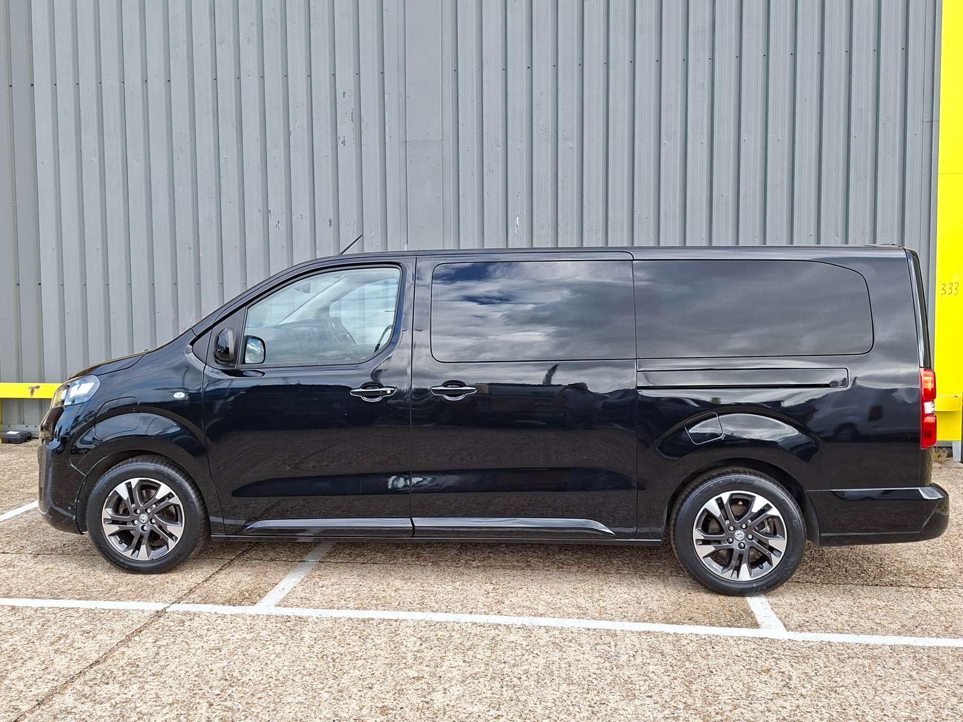 Vauxhall Vivaro Life Electric 50kWh Ultimate MPV 5dr Electric Auto LWB (8 Seat, 11kW Charger) (136 ps) thumbnail 7