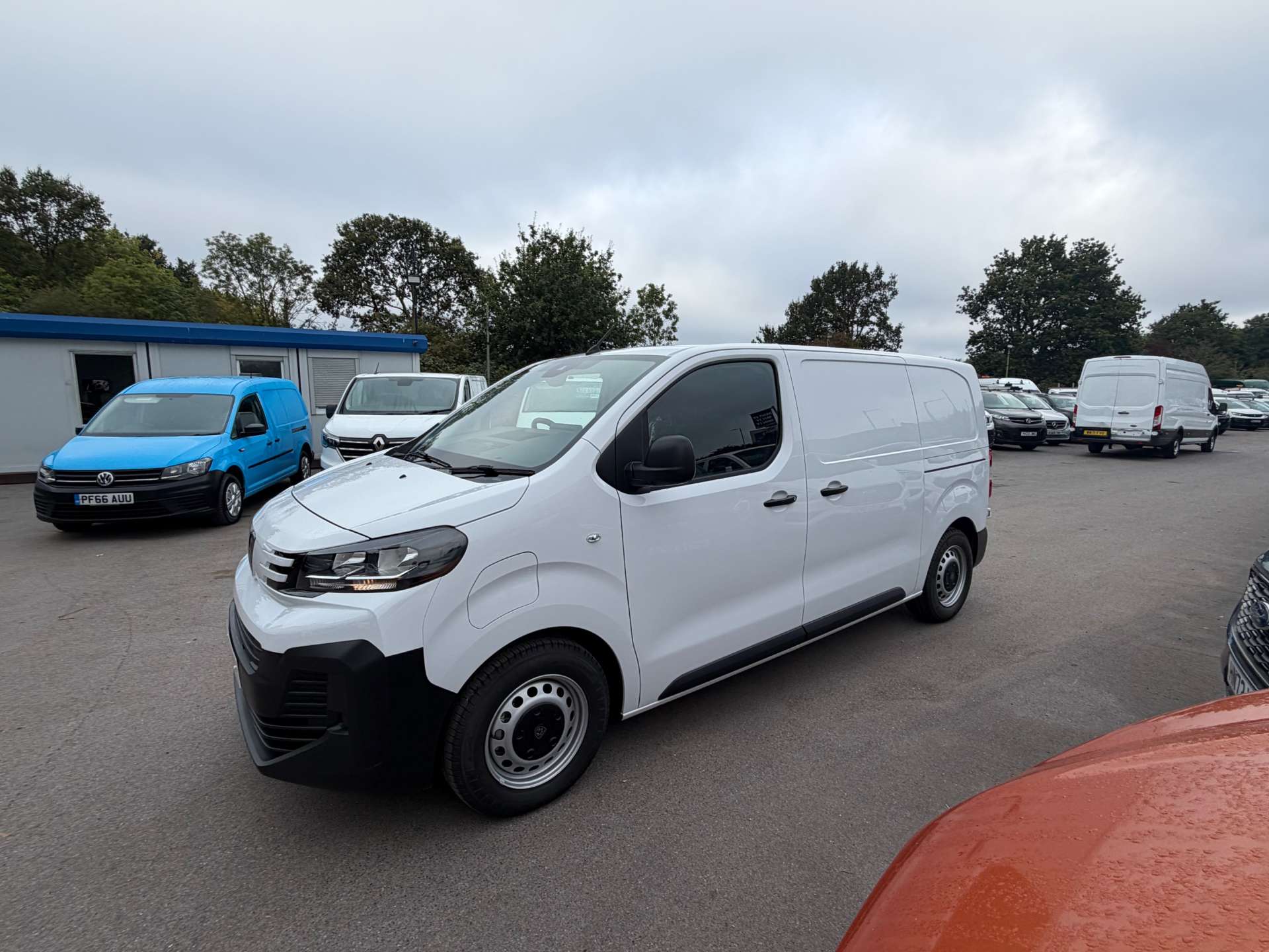Peugeot e-Expert 75kWh Professional Standard Panel Van 6dr Electric Auto MWB (11kW Charger) (136 ps) thumbnail 3
