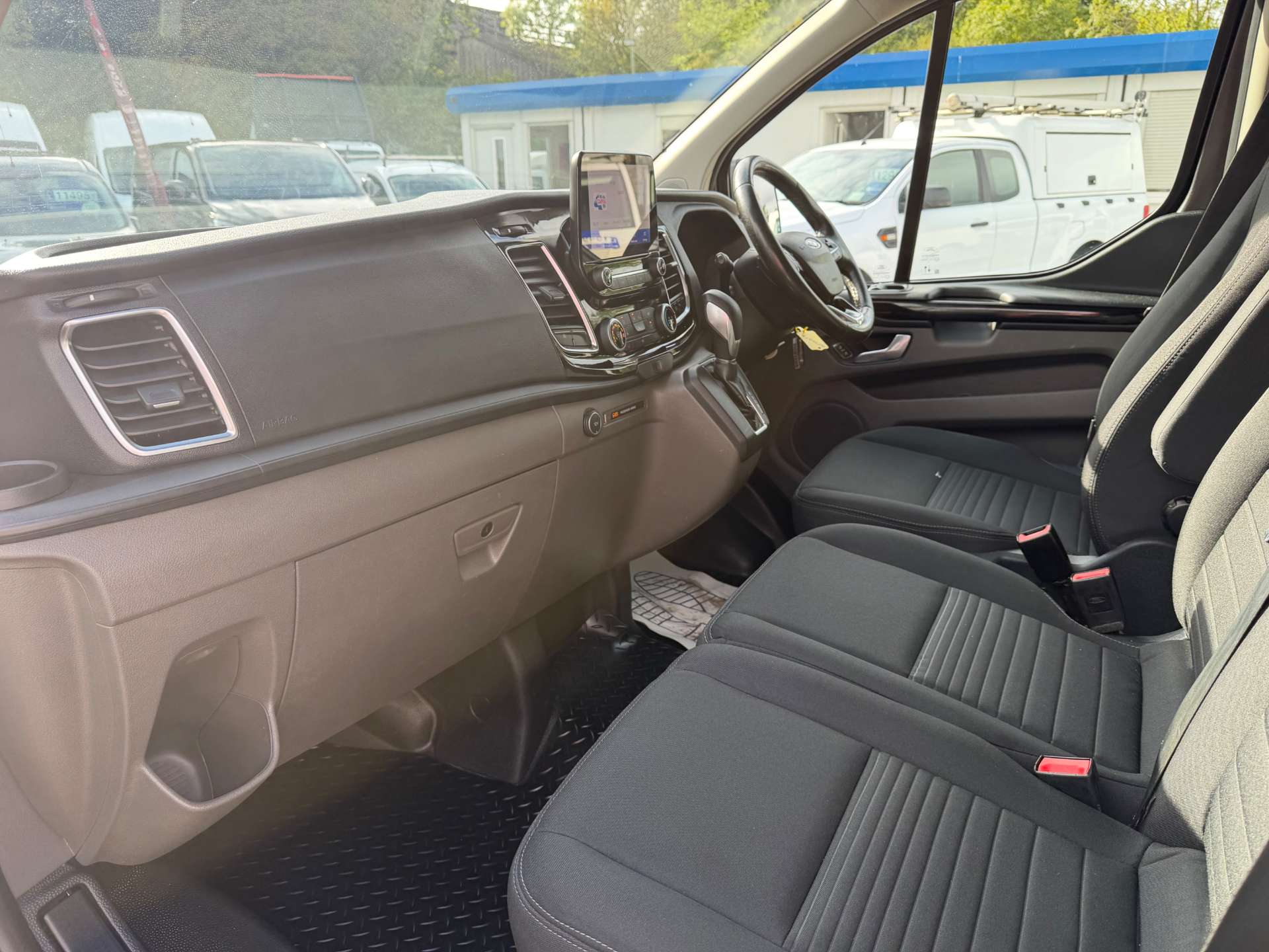 Ford Transit Custom 2.0 320 EcoBlue Limited Panel Van 5dr Diesel Auto L2 H1 Euro 6 (s/s) (170 ps) - Thumbnail 10