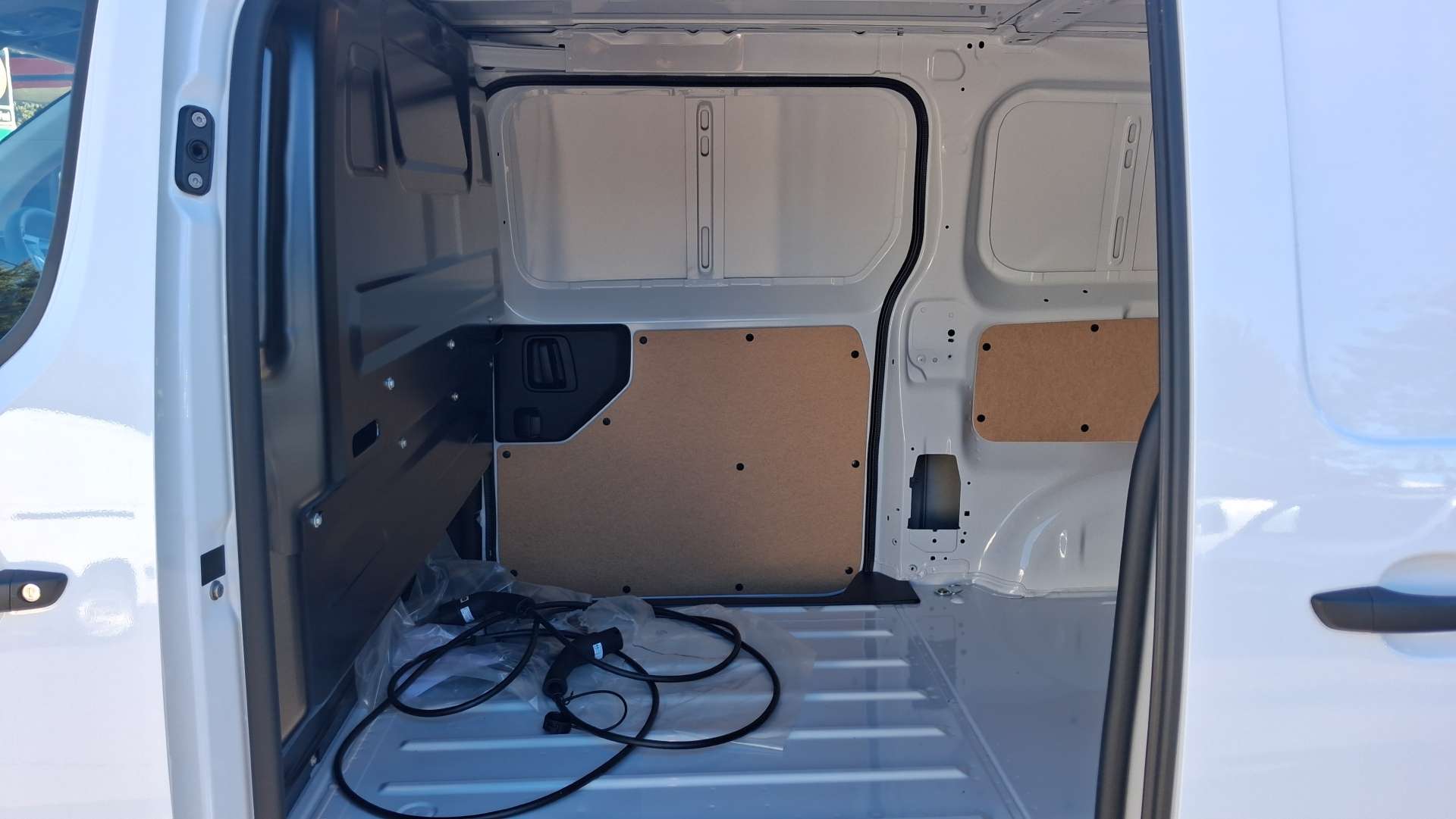 Peugeot e-Expert 75kWh Professional Standard Panel Van 6dr Electric Auto MWB (11kW Charger) (136 ps) - Thumbnail 10
