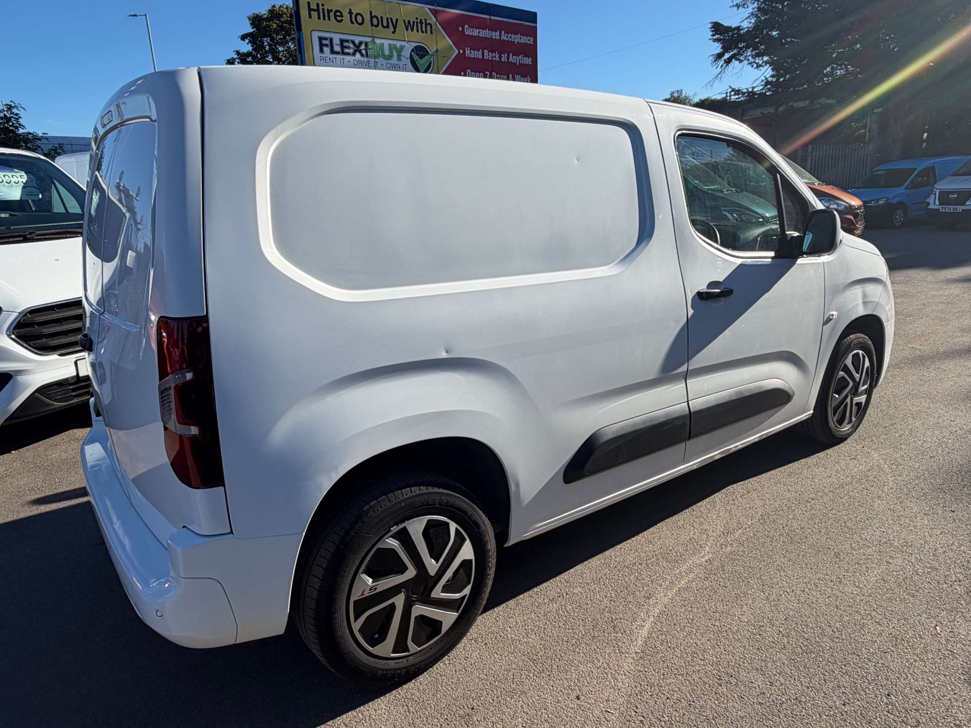 Vauxhall Combo 1.5 Turbo D 2300 Sportive Panel Van 4dr Diesel Manual L1 H1 Euro 6 (100 ps) - Thumbnail 9