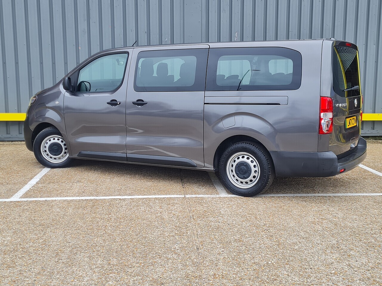 Vauxhall Vivaro Electric Auto 9-SEAT - Thumbnail 3