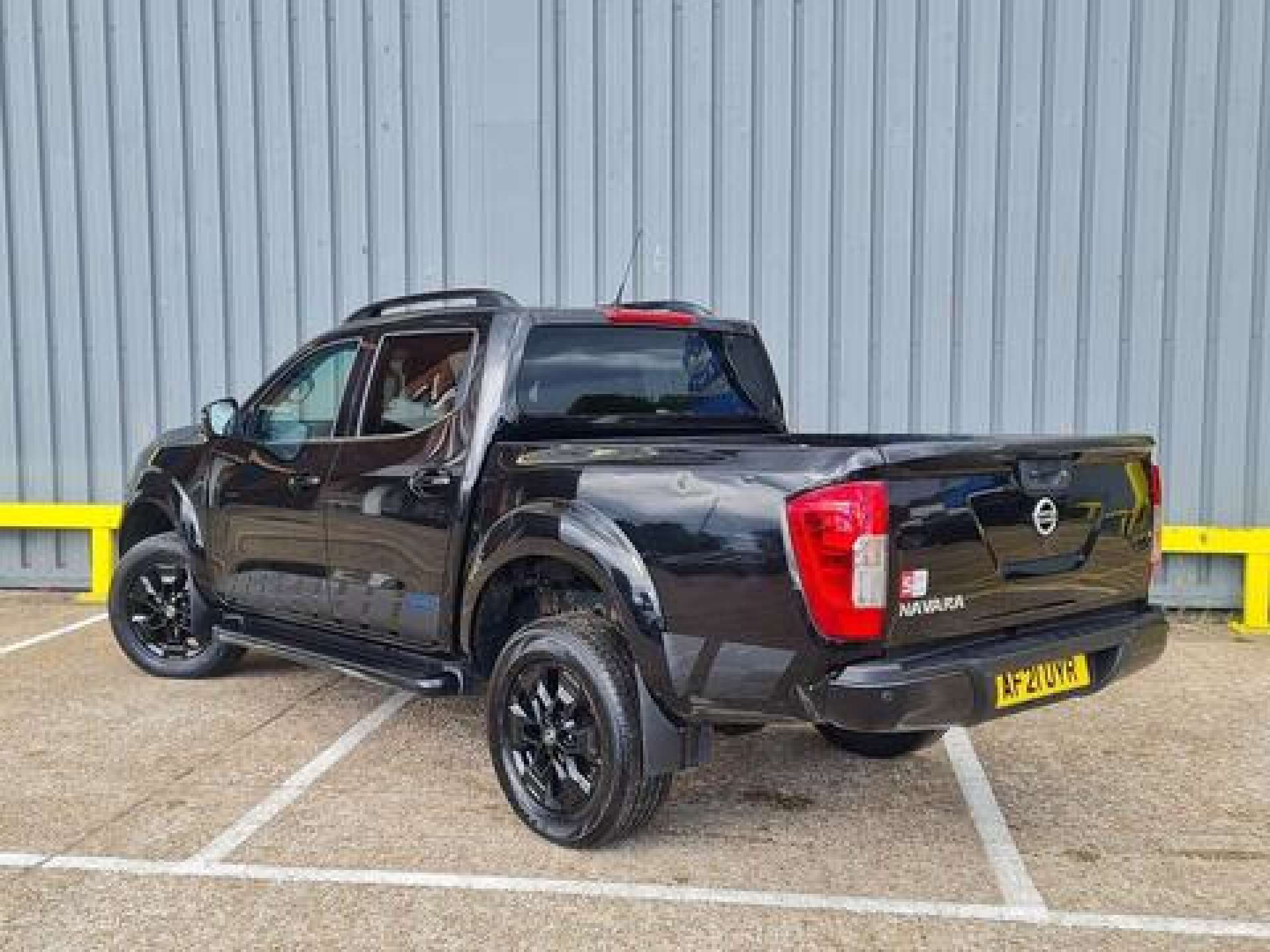 Nissan Navara 2.3 dCi N-Guard Pickup Double Cab 4dr Diesel Auto 4WD Euro 6 (190 ps) thumbnail 4