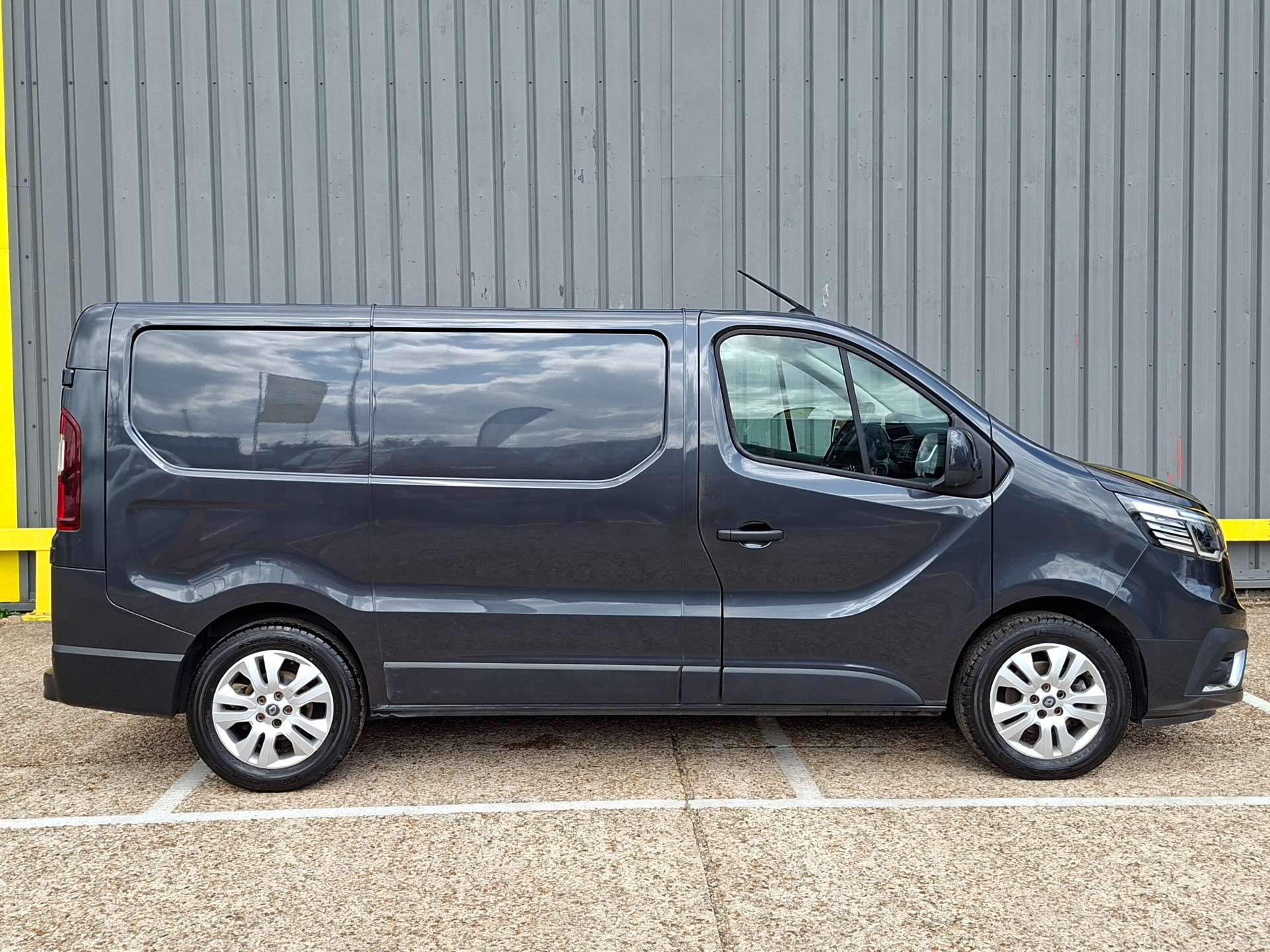 Renault Trafic 2.0 dCi Blue SL28 Sport Panel Van 5dr Diesel Manual L1 H1 Euro 6 (s/s) (130 ps) thumbnail 4