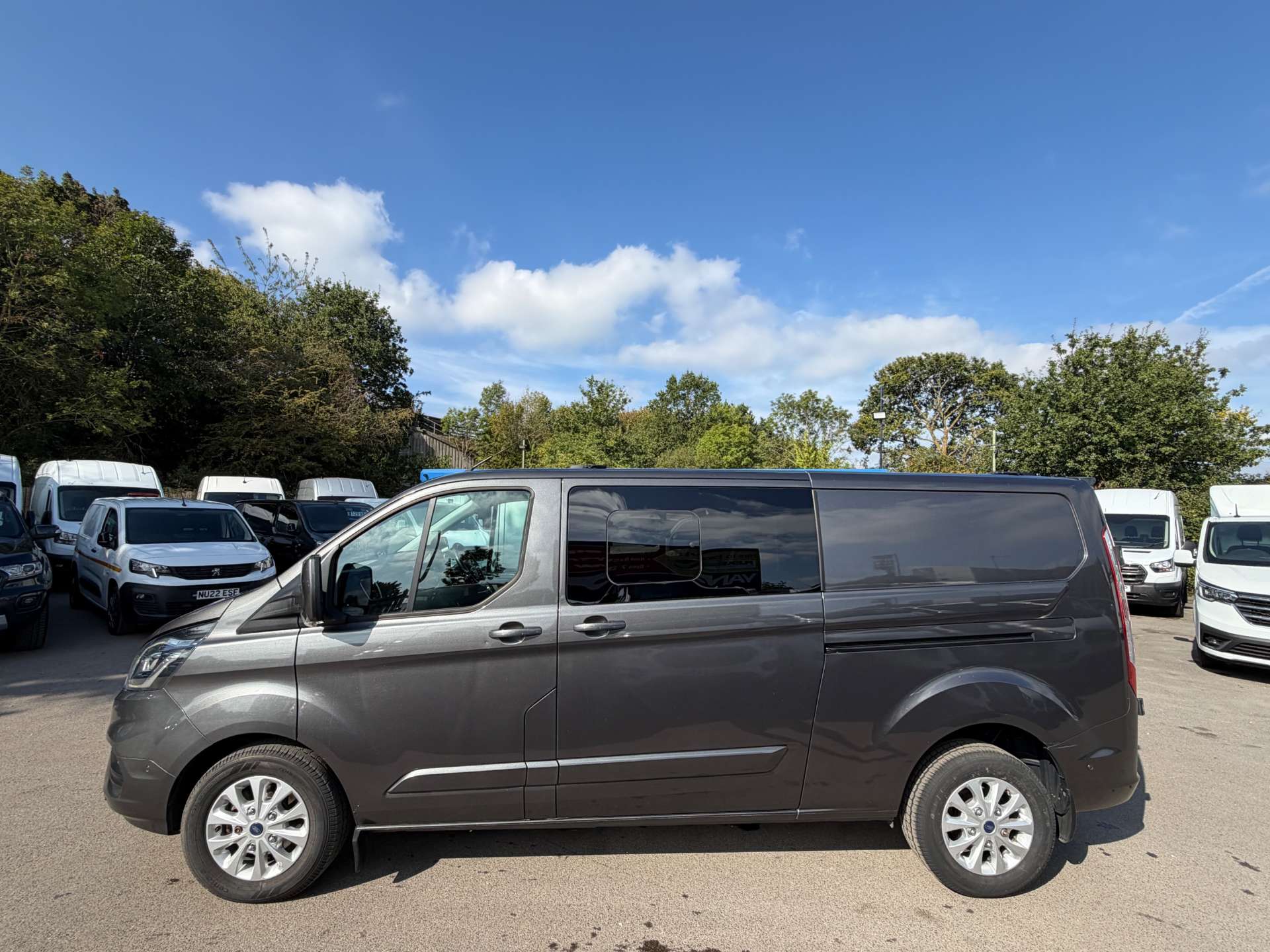Ford Transit Custom 2.0 320 EcoBlue Limited Crew Van Double Cab 5dr Diesel Auto L2 H1 Euro 6 (s/s) (185 ps) thumbnail 4