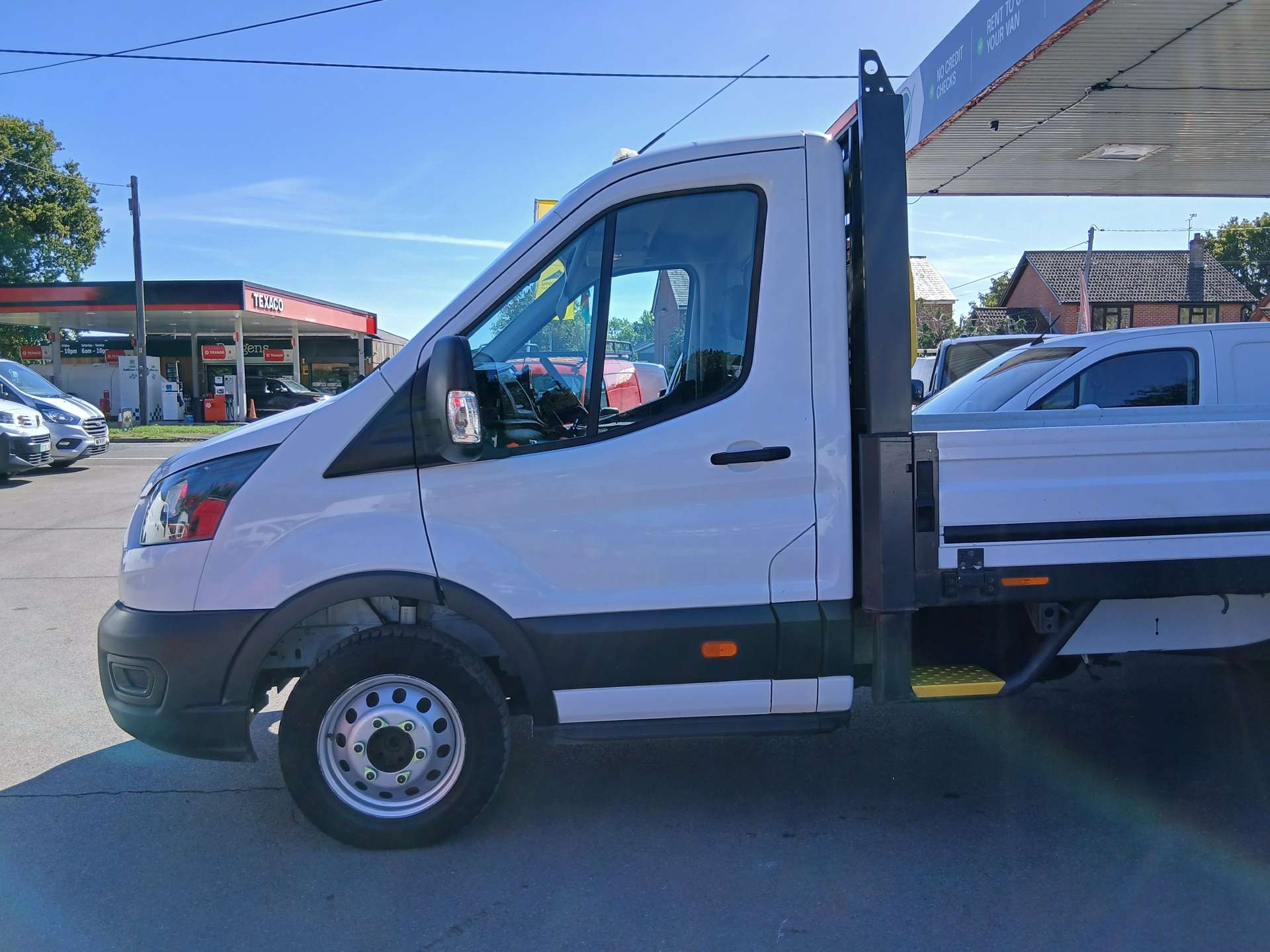 Ford Transit 2.0 350 EcoBlue HD Leader Chassis Cab 2dr Diesel Manual RWD L4 Euro 6 (s/s) (DRW) (130 ps) thumbnail 3