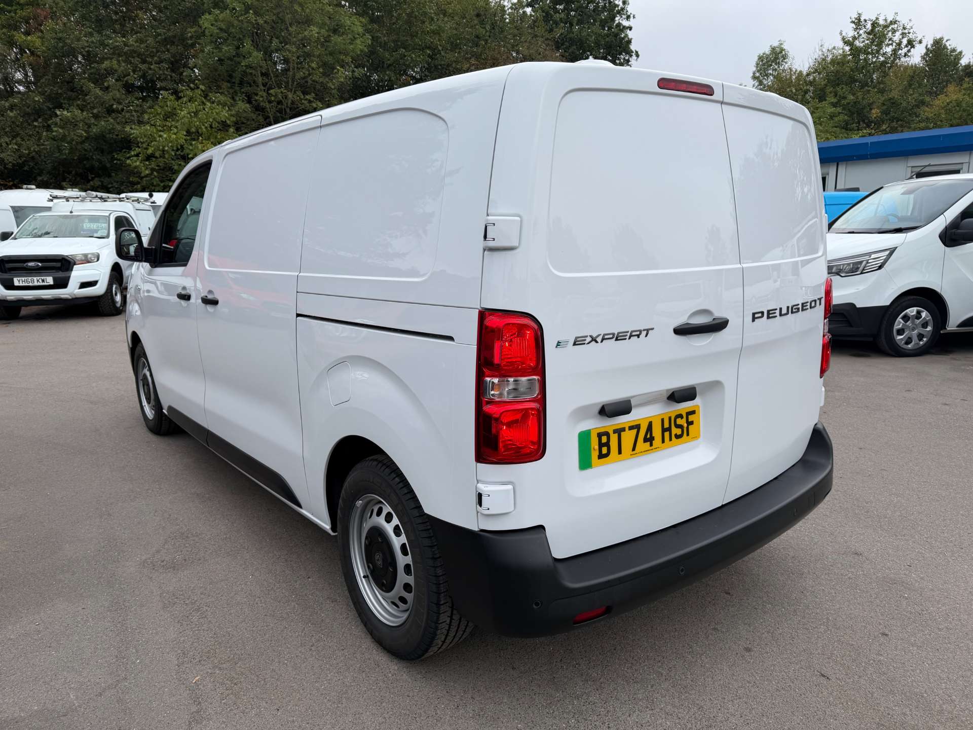 Peugeot e-Expert 75kWh Professional Standard Panel Van 6dr Electric Auto MWB (11kW Charger) (136 ps) thumbnail 4