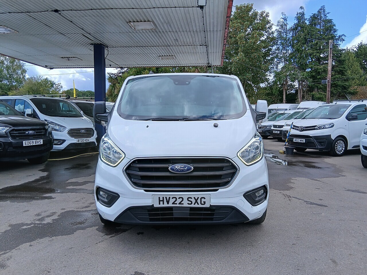 Ford Custom 300 Limited L1 - Thumbnail 2