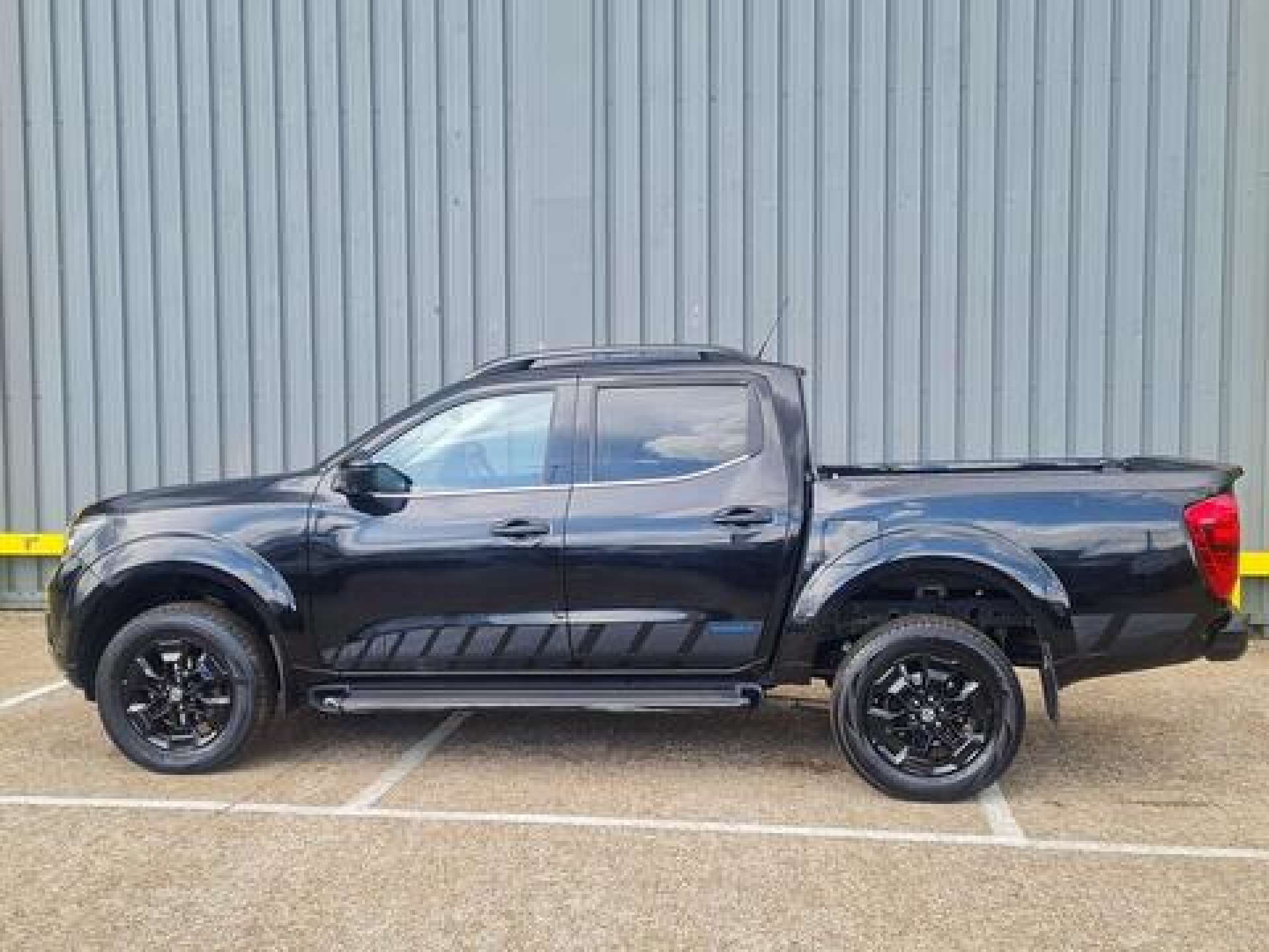 Nissan Navara 2.3 dCi N-Guard Pickup Double Cab 4dr Diesel Auto 4WD Euro 6 (190 ps) thumbnail 3