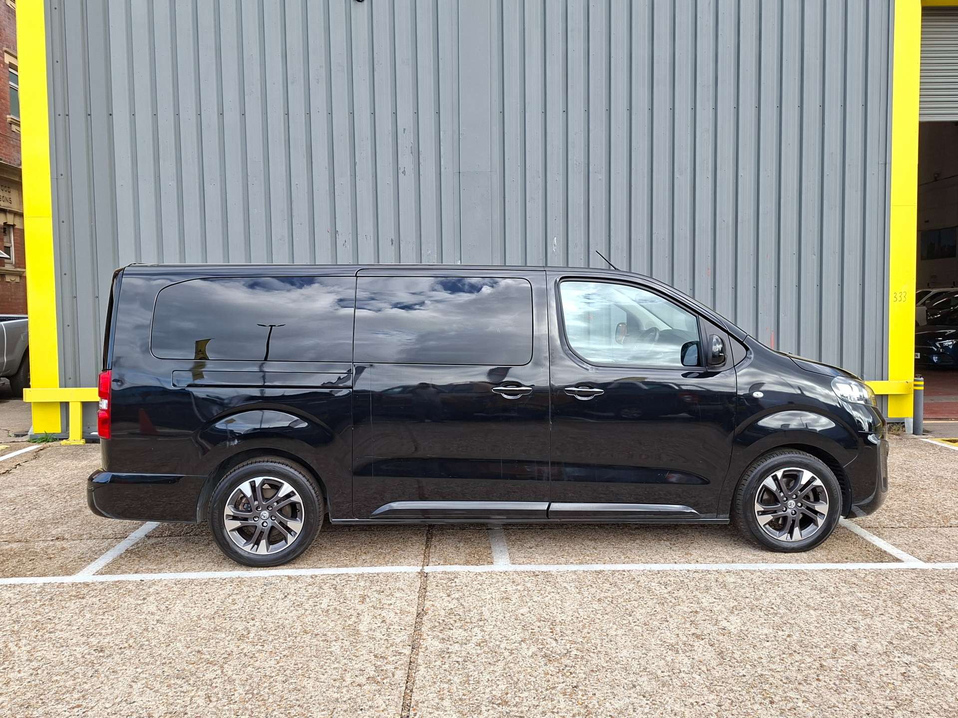 Vauxhall Vivaro Life Electric 50kWh Ultimate MPV 5dr Electric Auto LWB (8 Seat, 11kW Charger) (136 ps) thumbnail 4