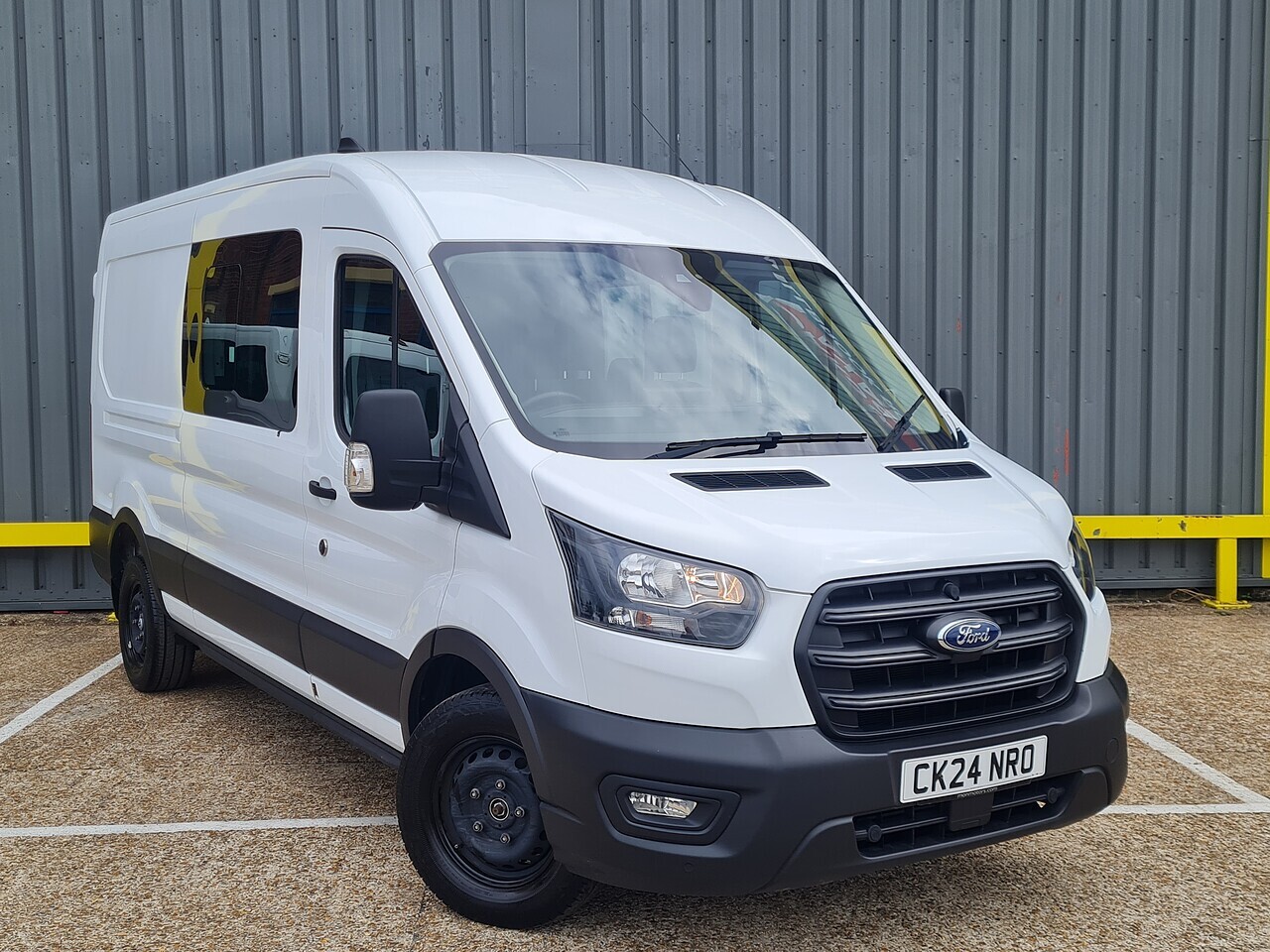 Ford Transit Trend CREW VAN - Thumbnail 2