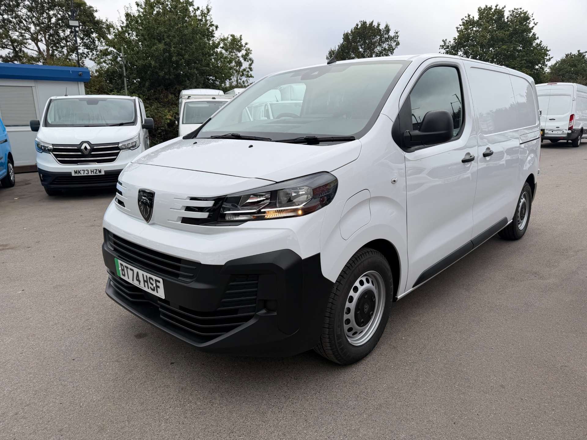 Peugeot e-Expert 75kWh Professional Standard Panel Van 6dr Electric Auto MWB (11kW Charger) (136 ps) thumbnail 2