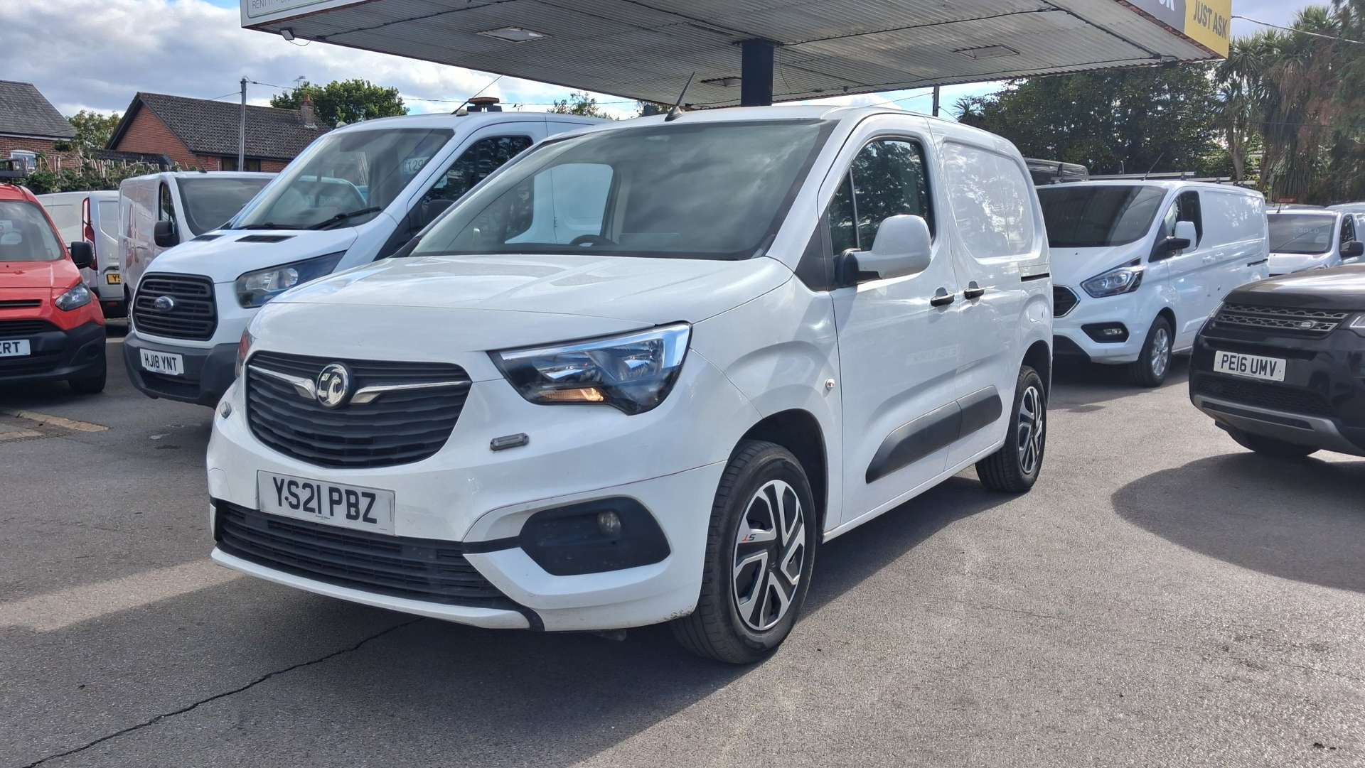 Vauxhall Combo 1.5 Turbo D 2300 Sportive Panel Van 4dr Diesel Manual L1 H1 Euro 6 (100 ps) thumbnail 4