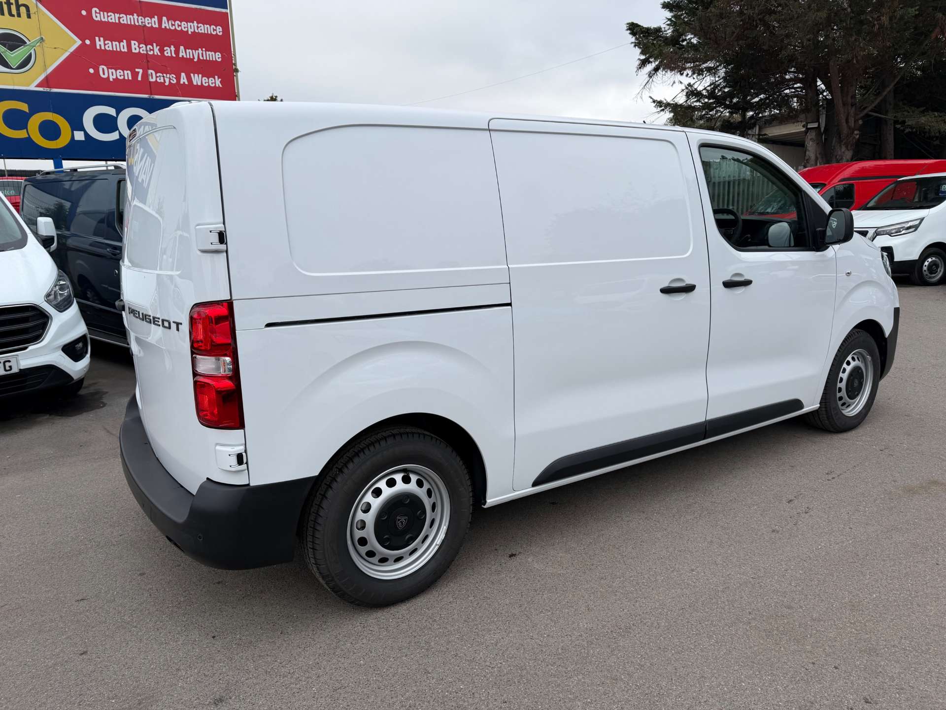 Peugeot e-Expert 75kWh Professional Standard Panel Van 6dr Electric Auto MWB (11kW Charger) (136 ps) thumbnail 7