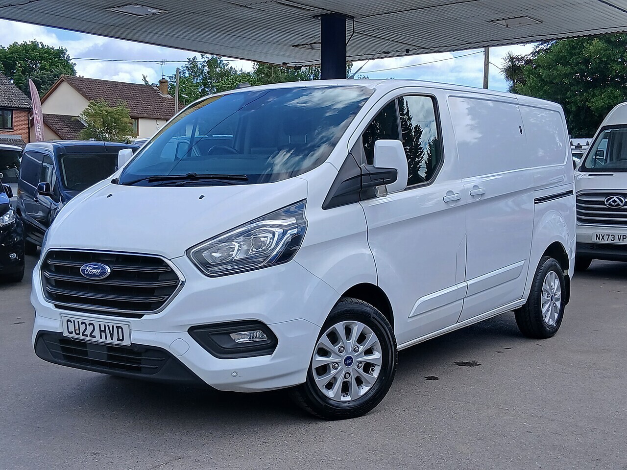 Ford Custom 300 Limited L1 - Thumbnail 2