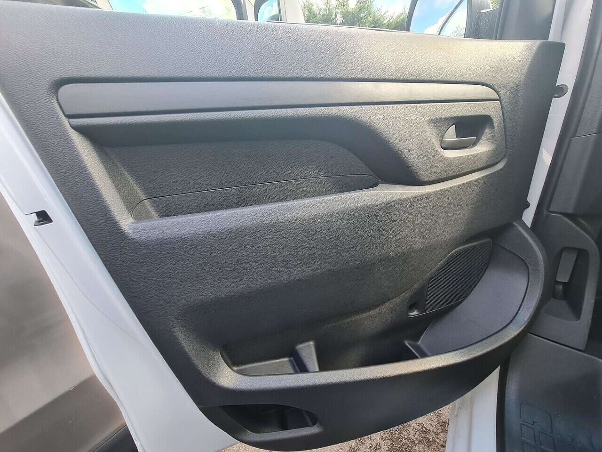 Peugeot e-Expert 75kWh Professional Long Panel Van 6dr Electric Auto LWB (11kW Charger) (136 ps) thumbnail 8