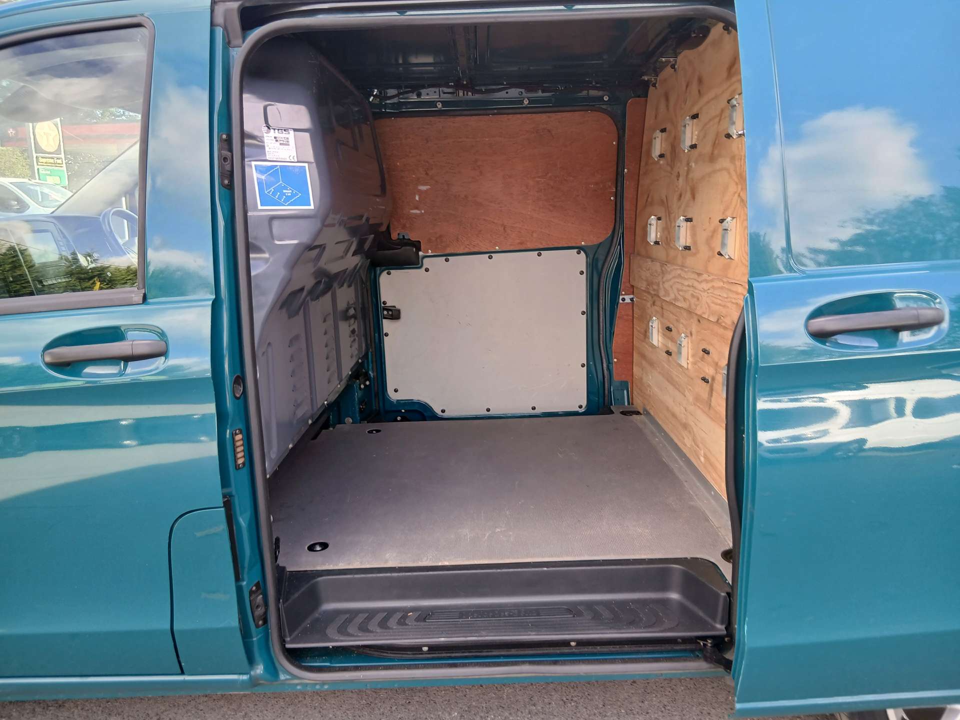 Mercedes-Benz Vito 2.0 114 CDI Progressive Panel Van 5dr Diesel G-Tronic RWD L2 Euro 6 (s/s) (LWB) (136 ps) thumbnail 8