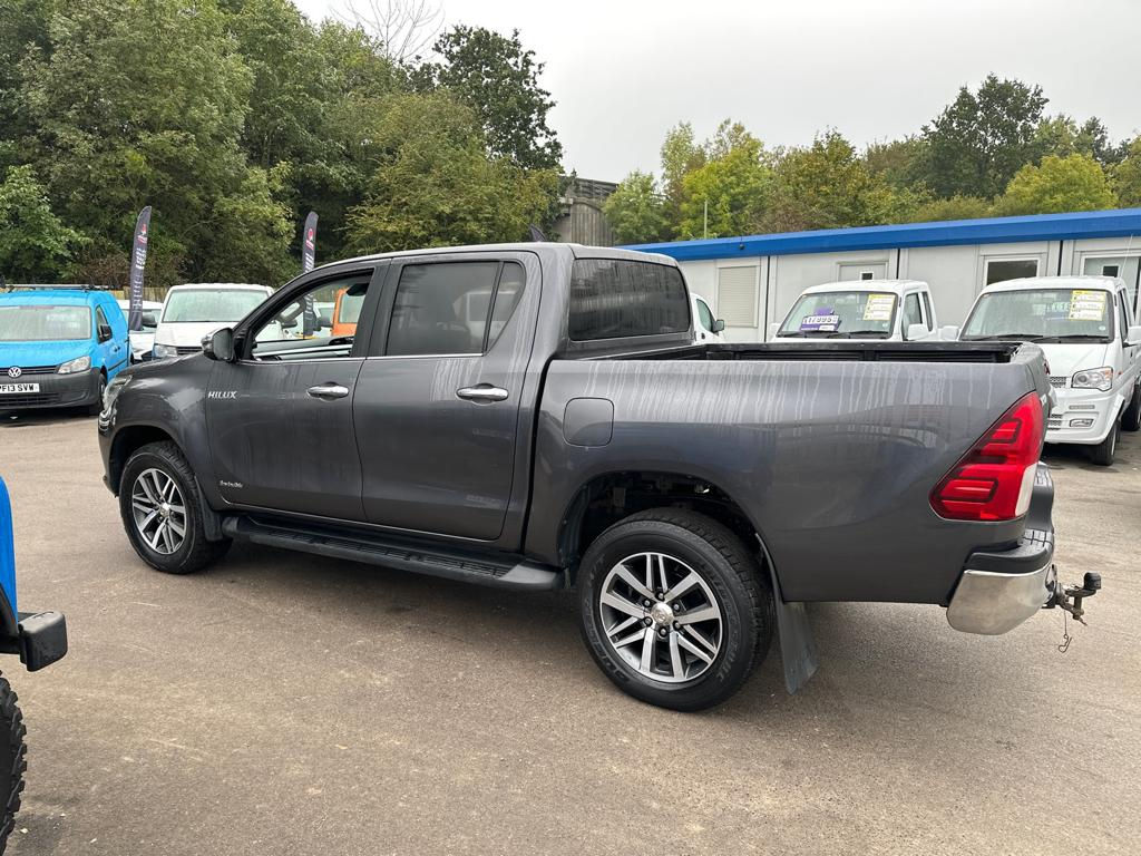 Toyota Hilux D-4D Invincible thumbnail 4