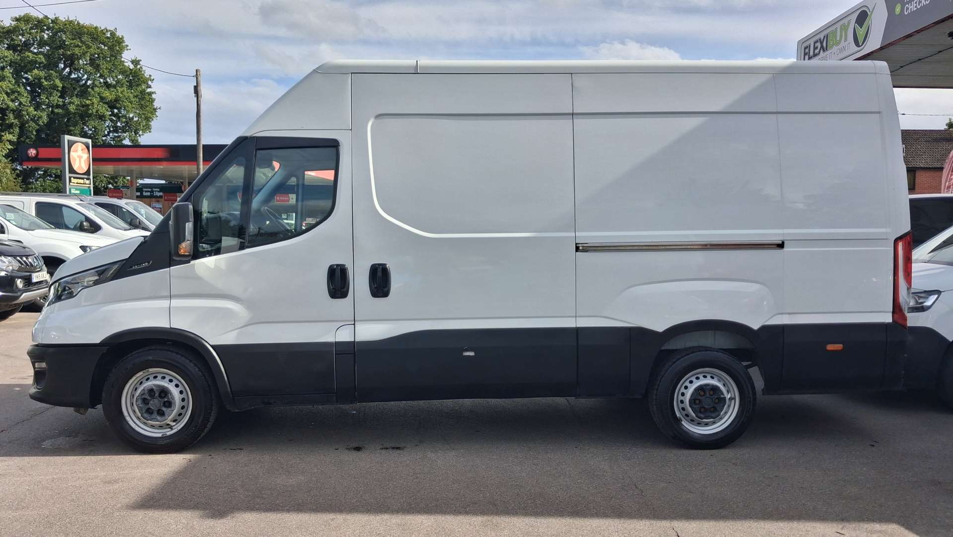 Iveco Daily 2.3D HPI 14V Business 35S 3520 Panel Van 5dr Diesel Manual MWB H2 Euro 6 (s/s) (136 ps) thumbnail 8