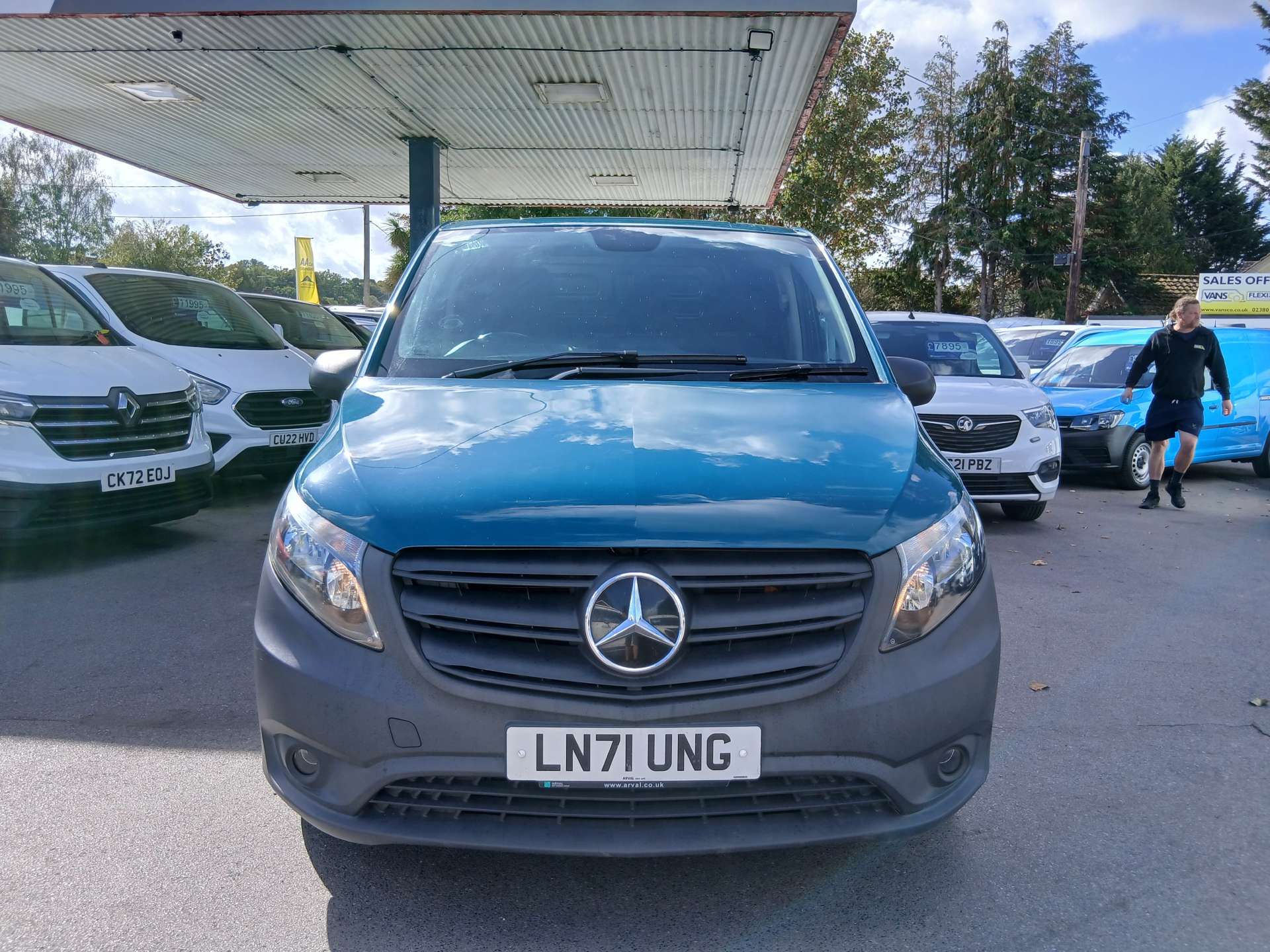 Mercedes-Benz Vito 2.0 114 CDI Progressive Panel Van 5dr Diesel G-Tronic RWD L2 Euro 6 (s/s) (LWB) (136 ps) thumbnail 2
