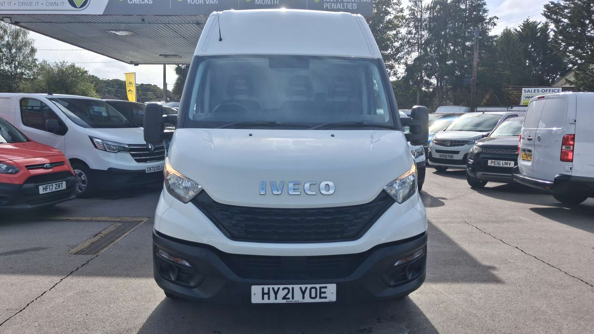 Iveco Daily 2.3D HPI 14V Business 35S 3520 Panel Van 5dr Diesel Manual MWB H2 Euro 6 (s/s) (136 ps) thumbnail 5