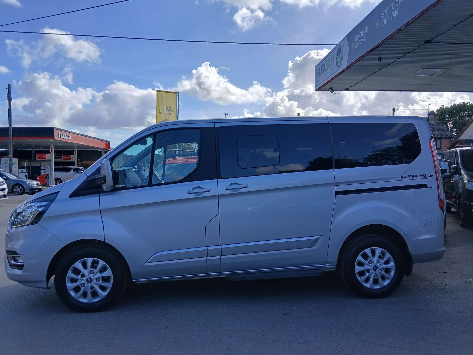 Ford Tourneo Custom 2.0 320 EcoBlue Titanium Minibus Double Cab 5dr Diesel Auto L1 Euro 6 (s/s) (130 ps) thumbnail 5