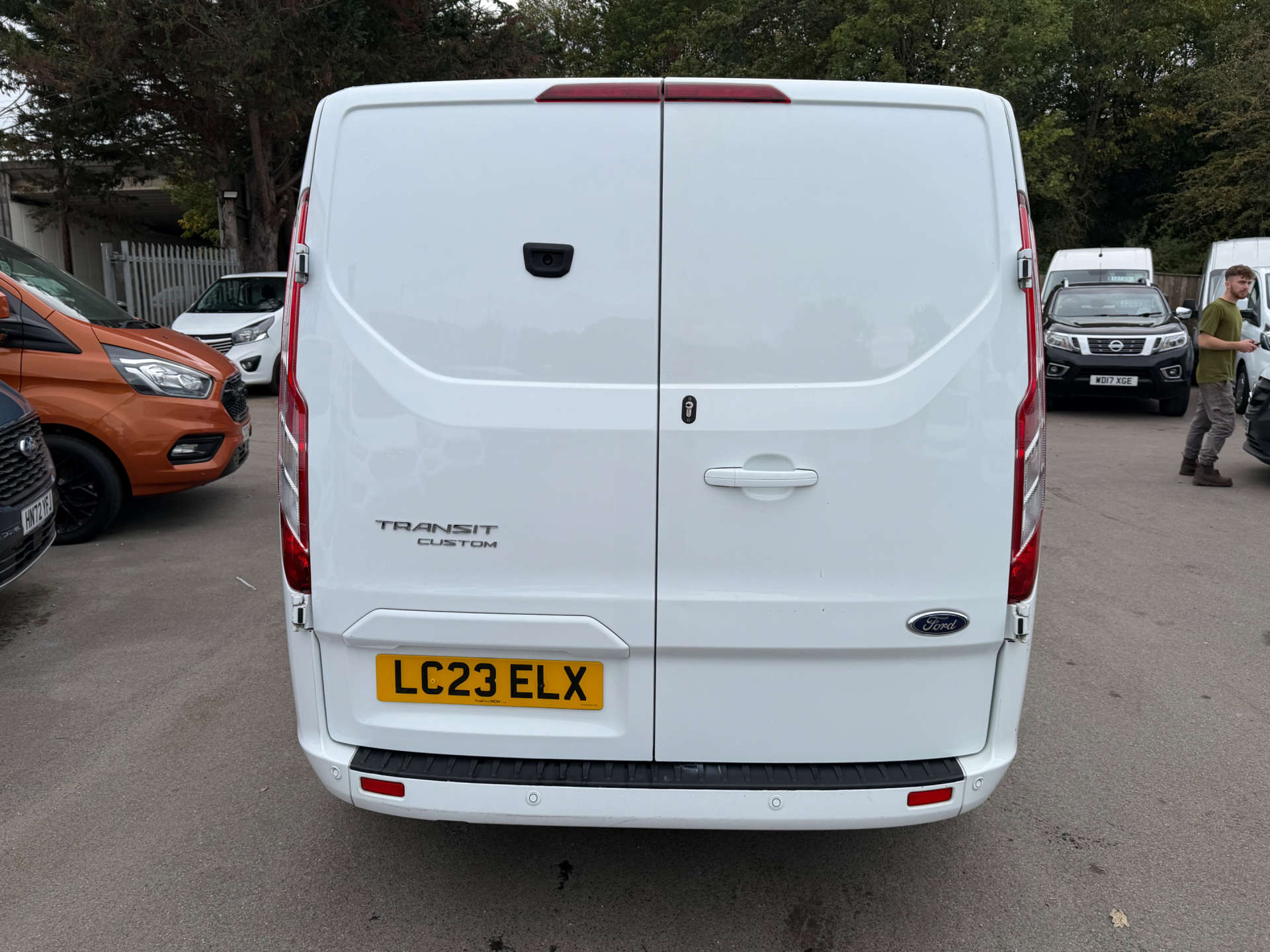 Ford Transit Custom 2.0 300 EcoBlue Limited Panel Van 5dr Diesel Manual L2 H1 Euro 6 (s/s) (130 ps) - Thumbnail 10