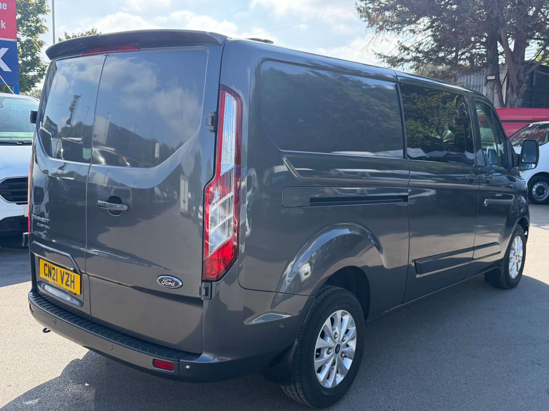 Ford Transit Custom 2.0 320 EcoBlue Limited Crew Van Double Cab 5dr Diesel Auto L2 H1 Euro 6 (s/s) (185 ps) thumbnail 5
