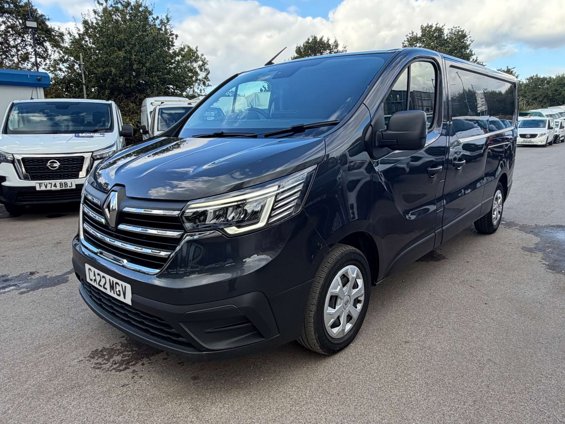 Renault Trafic 2.0 dCi Blue LL30 Business+ Panel Van 5dr Diesel Manual L2 H1 Euro 6 (s/s) (130 ps) thumbnail 3