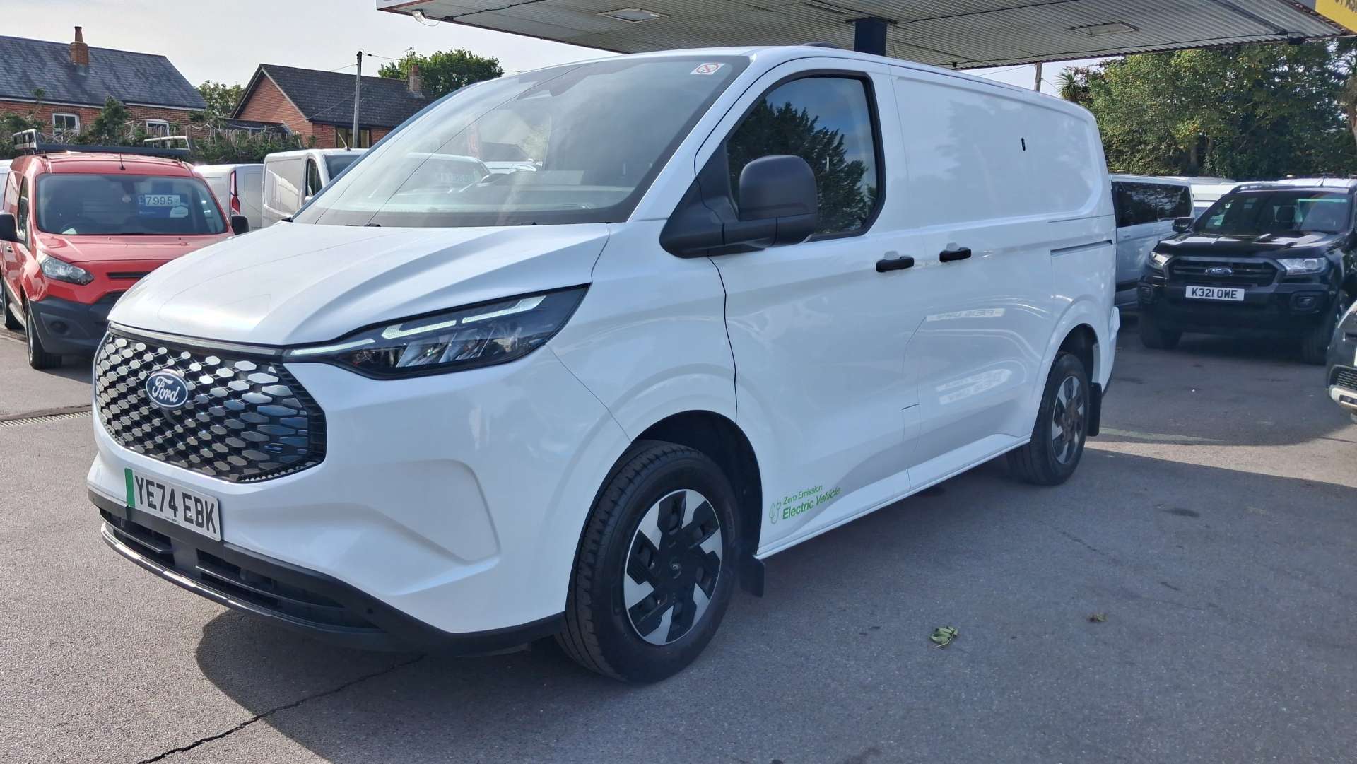 Ford E-Transit Custom 320 65kWh Trend Panel Van 5dr Electric Auto L1 H1 (136 ps) thumbnail 4