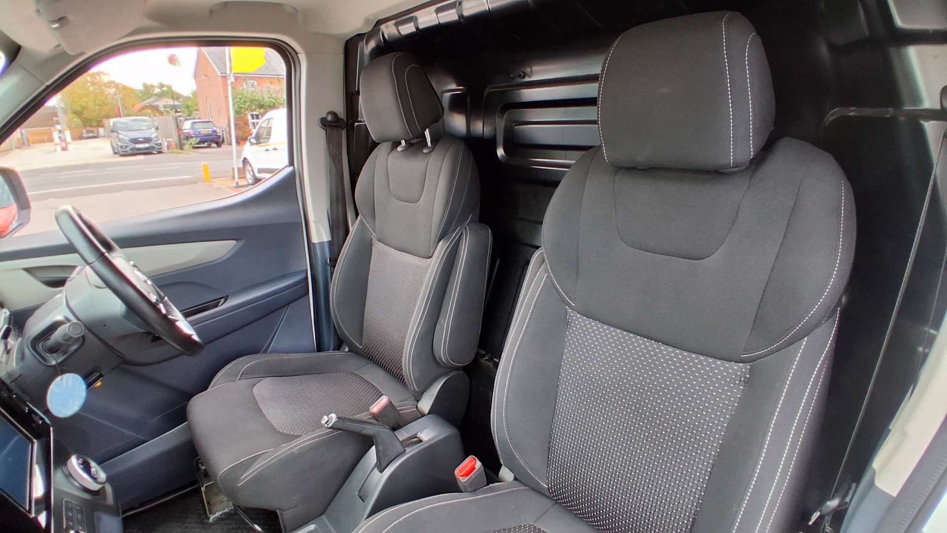 MAXUS eDeliver 3 50.23kWh Panel Van 5dr Electric Auto FWD L1 (122 ps) thumbnail 7
