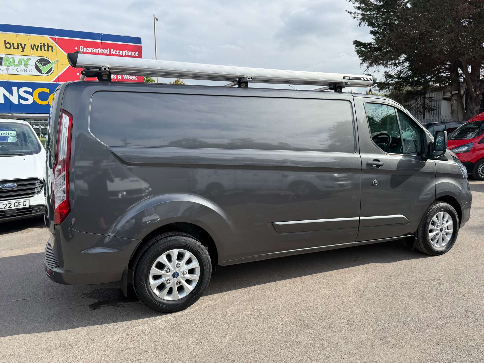 Ford Transit Custom 2.0 320 EcoBlue Limited Panel Van 5dr Diesel Auto L2 H1 Euro 6 (s/s) (170 ps) thumbnail 4