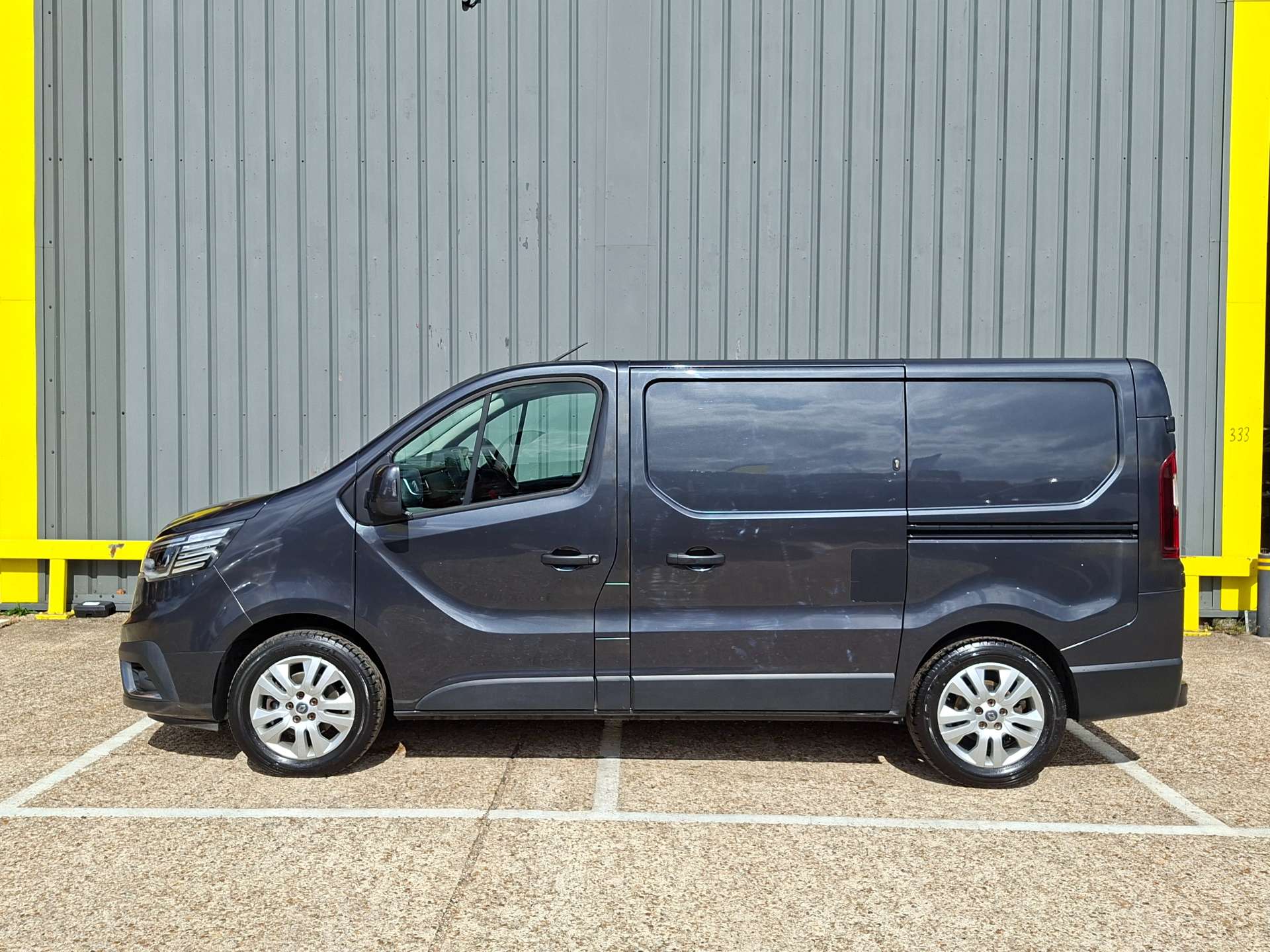 Renault Trafic 2.0 dCi Blue SL28 Sport Panel Van 5dr Diesel Manual L1 H1 Euro 6 (s/s) (130 ps) thumbnail 5