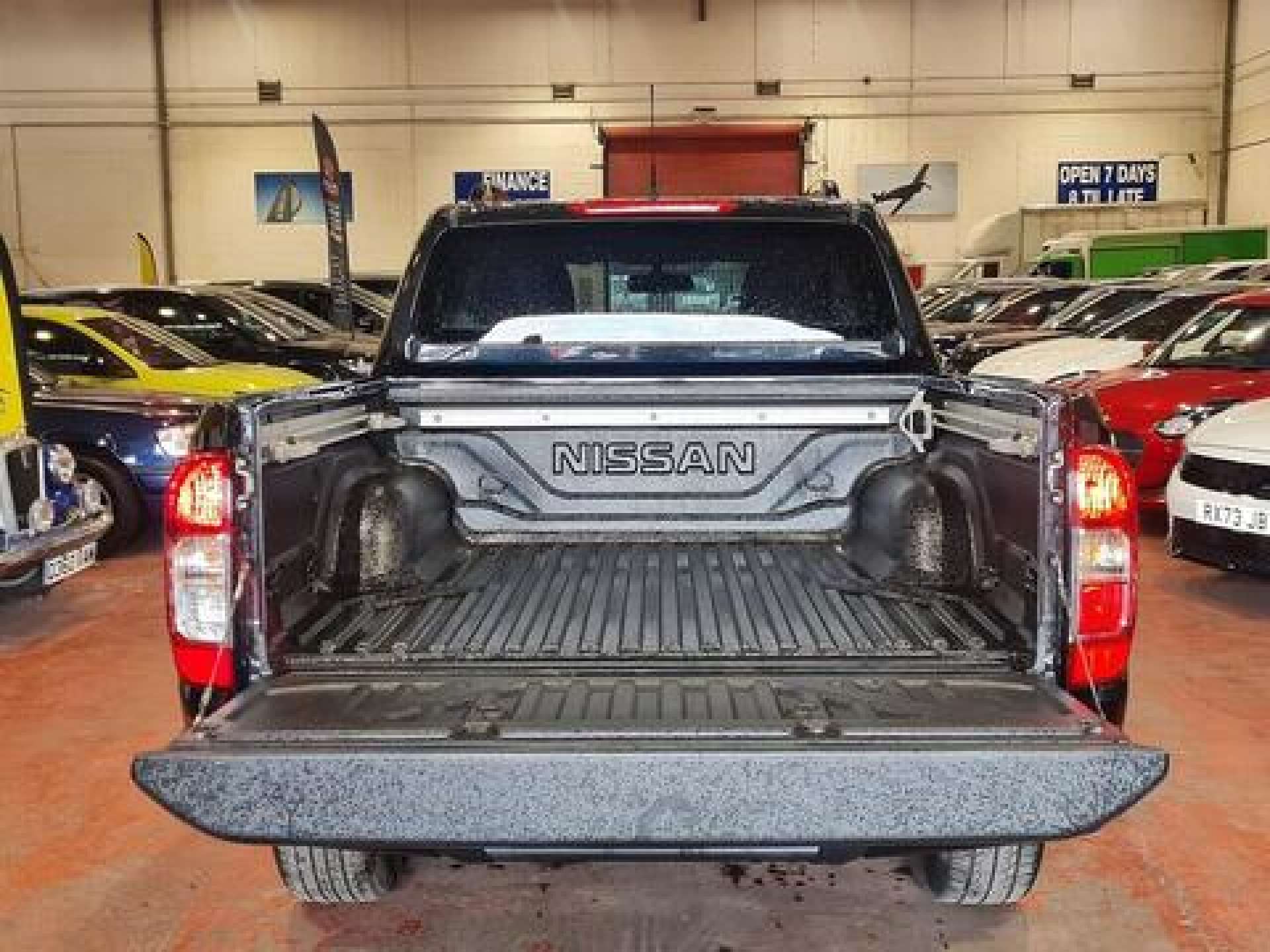 Nissan Navara 2.3 dCi N-Guard Pickup Double Cab 4dr Diesel Auto 4WD Euro 6 (190 ps) thumbnail 6