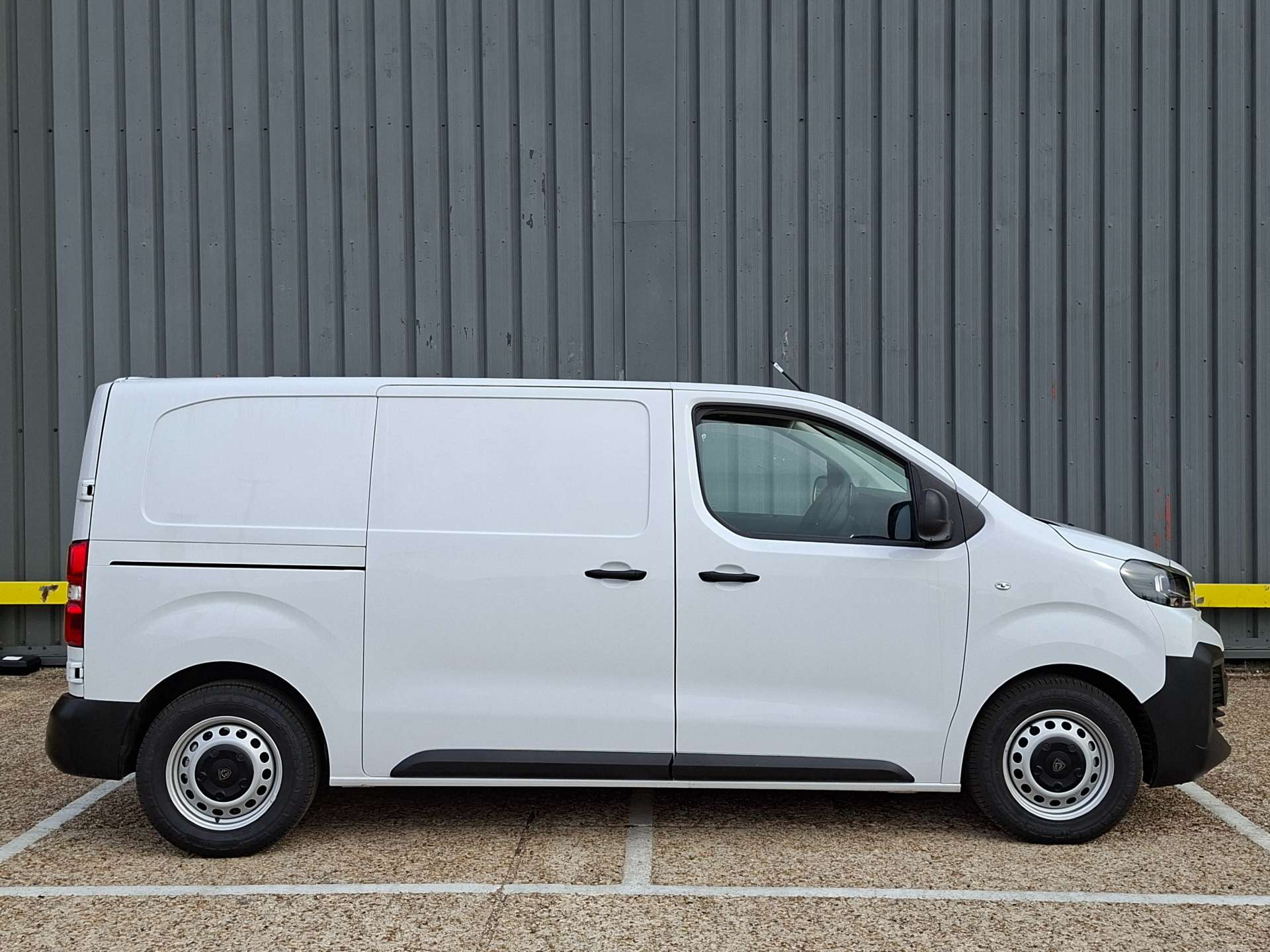 Peugeot e-Expert 75kWh Professional Standard Panel Van 6dr Electric Auto MWB (11kW Charger) (136 ps) - Thumbnail 8