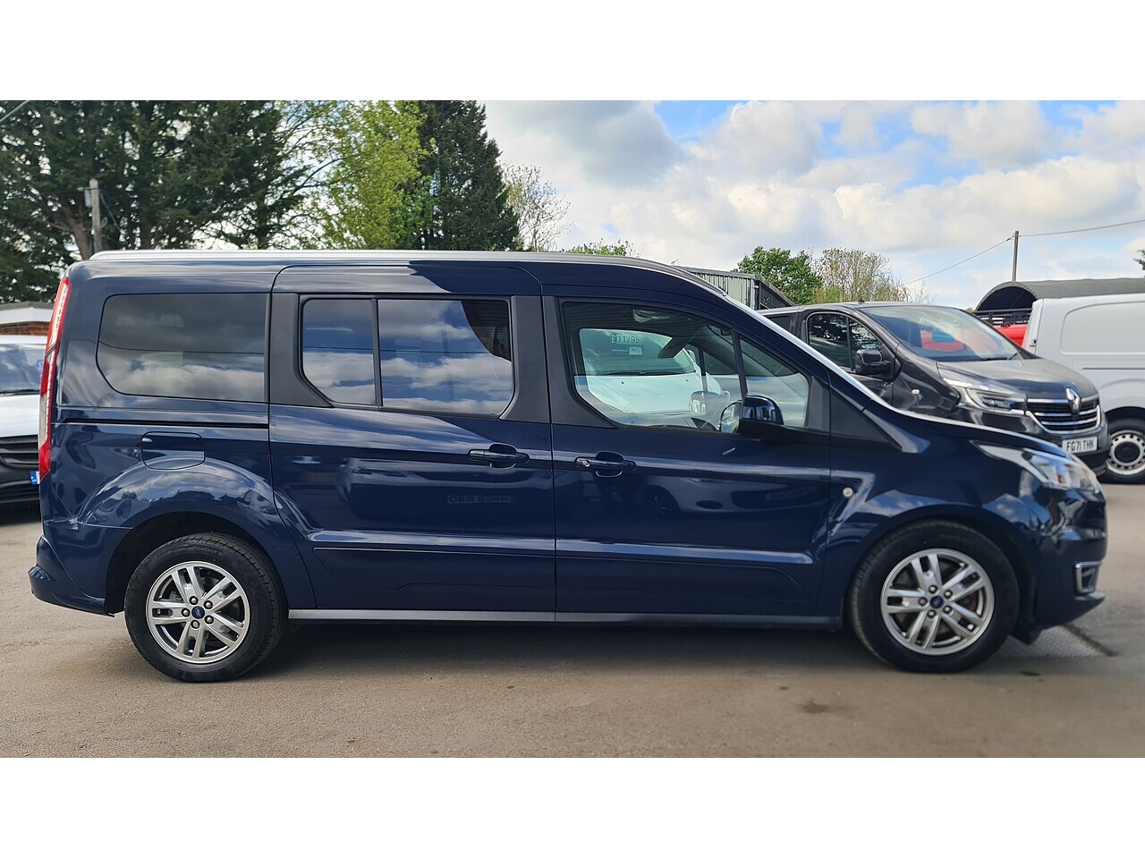 Ford ConnectTitanium MPV AUTO - Thumbnail 3