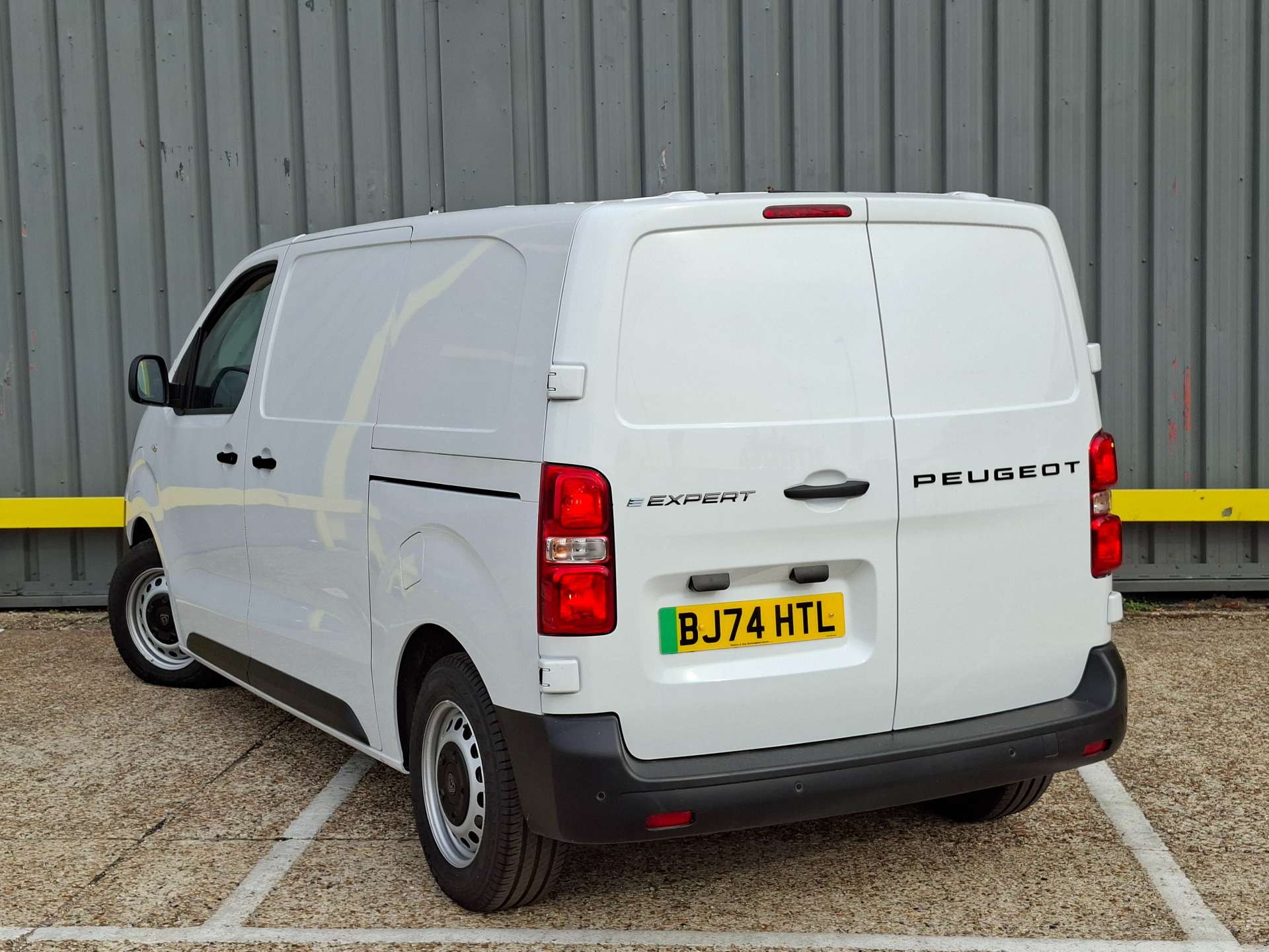 Peugeot e-Expert 75kWh Professional Standard Panel Van 6dr Electric Auto MWB (11kW Charger) (136 ps) - Thumbnail 10