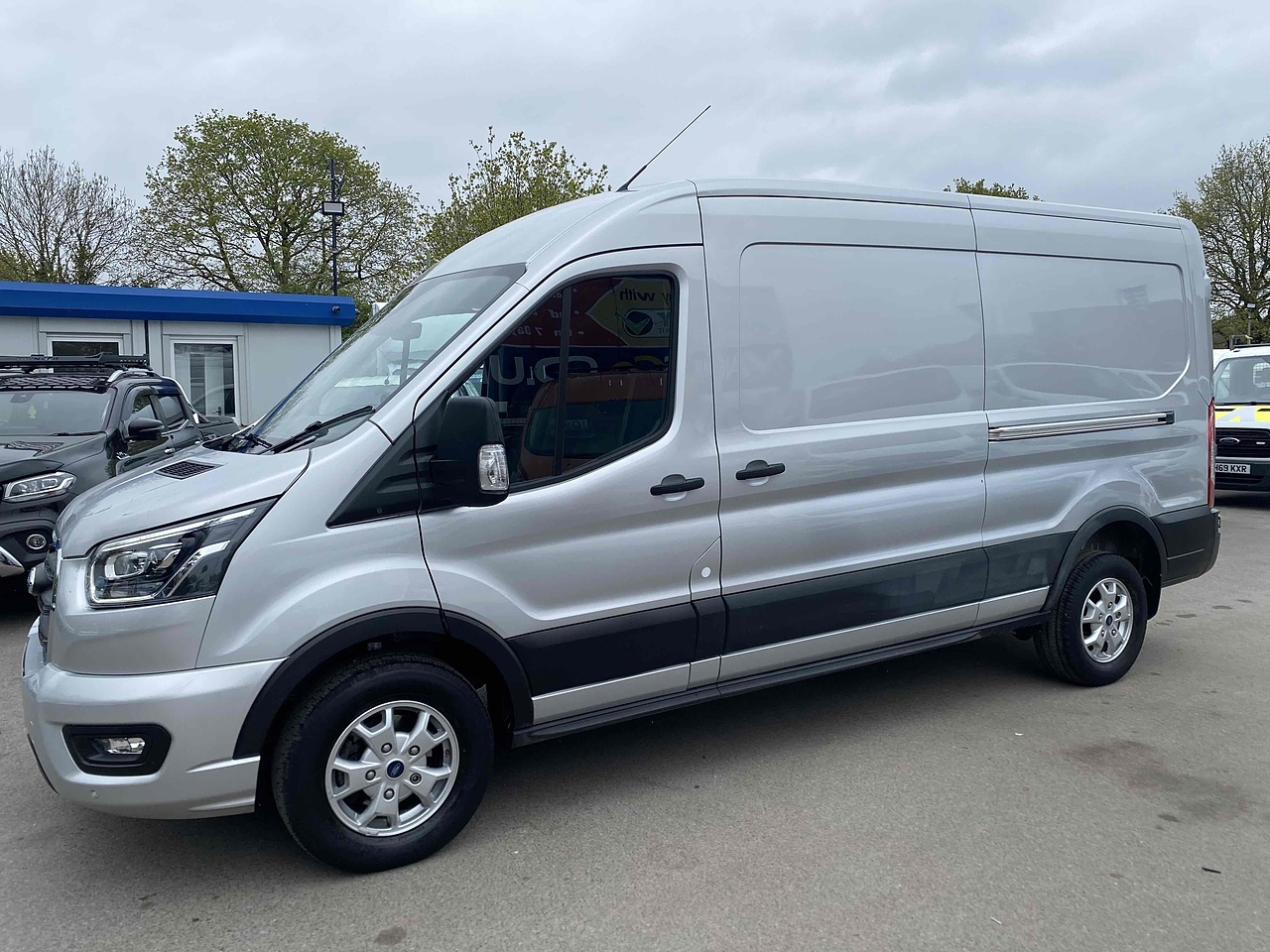Ford Transit 350 EcoBlue Limited - Thumbnail 2