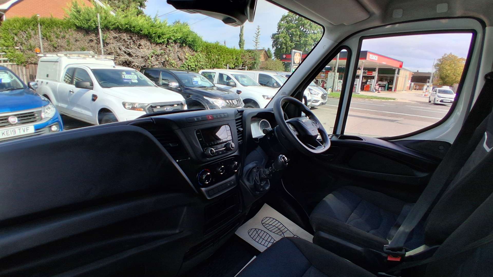 Iveco Daily 2.3D HPI 14V Business 35S 3520 Panel Van 5dr Diesel Manual MWB H2 Euro 6 (s/s) (136 ps) - Thumbnail 10