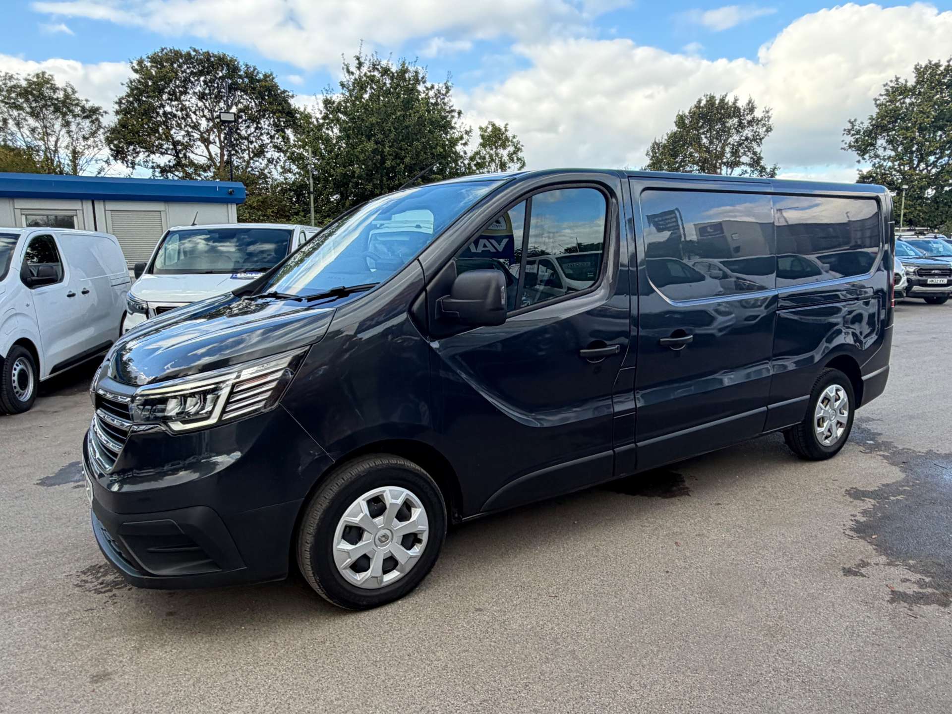 Renault Trafic 2.0 dCi Blue LL30 Business+ Panel Van 5dr Diesel Manual L2 H1 Euro 6 (s/s) (130 ps) thumbnail 4