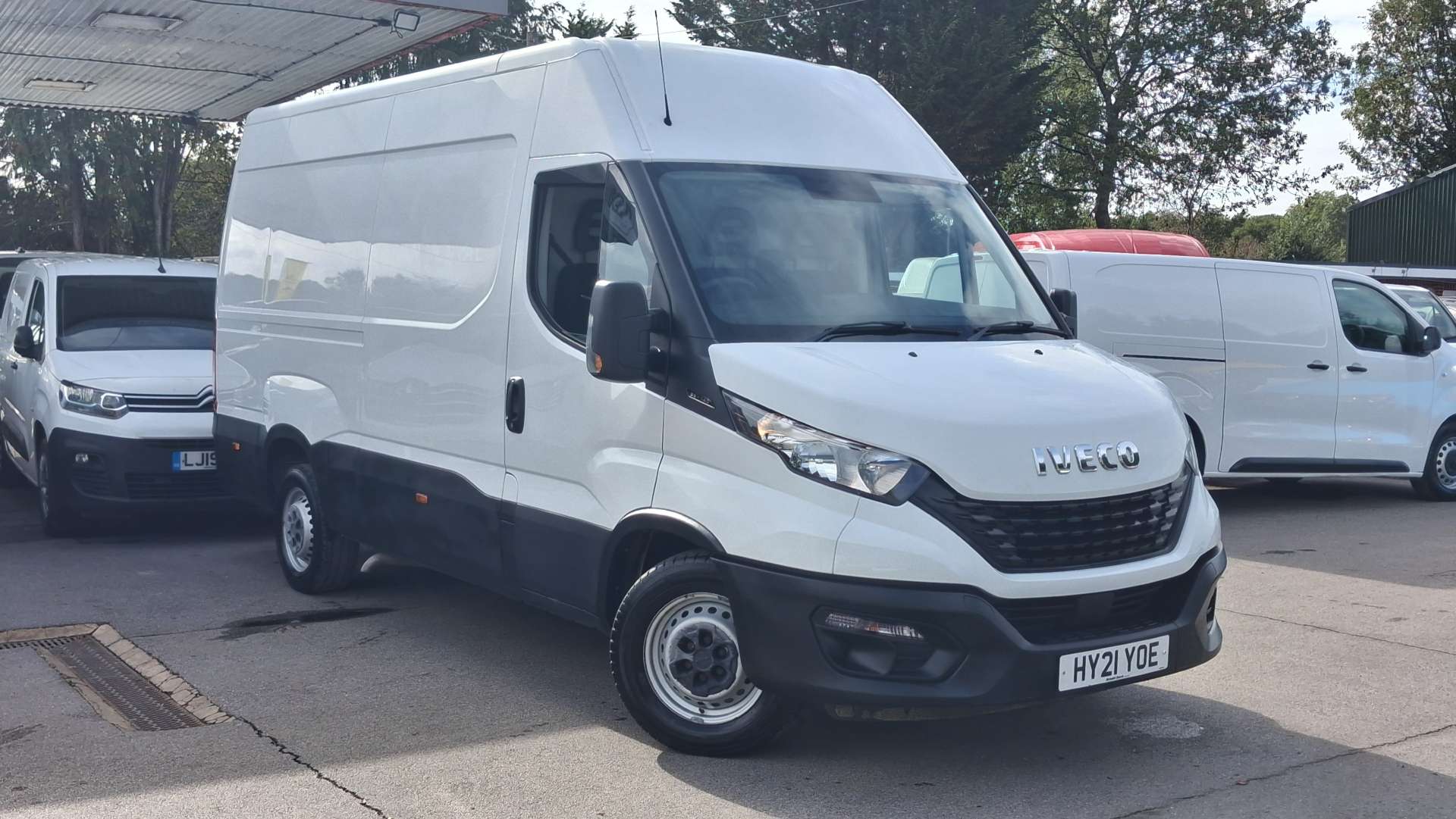 Iveco Daily 2.3D HPI 14V Business 35S 3520 Panel Van 5dr Diesel Manual MWB H2 Euro 6 (s/s) (136 ps) thumbnail 4