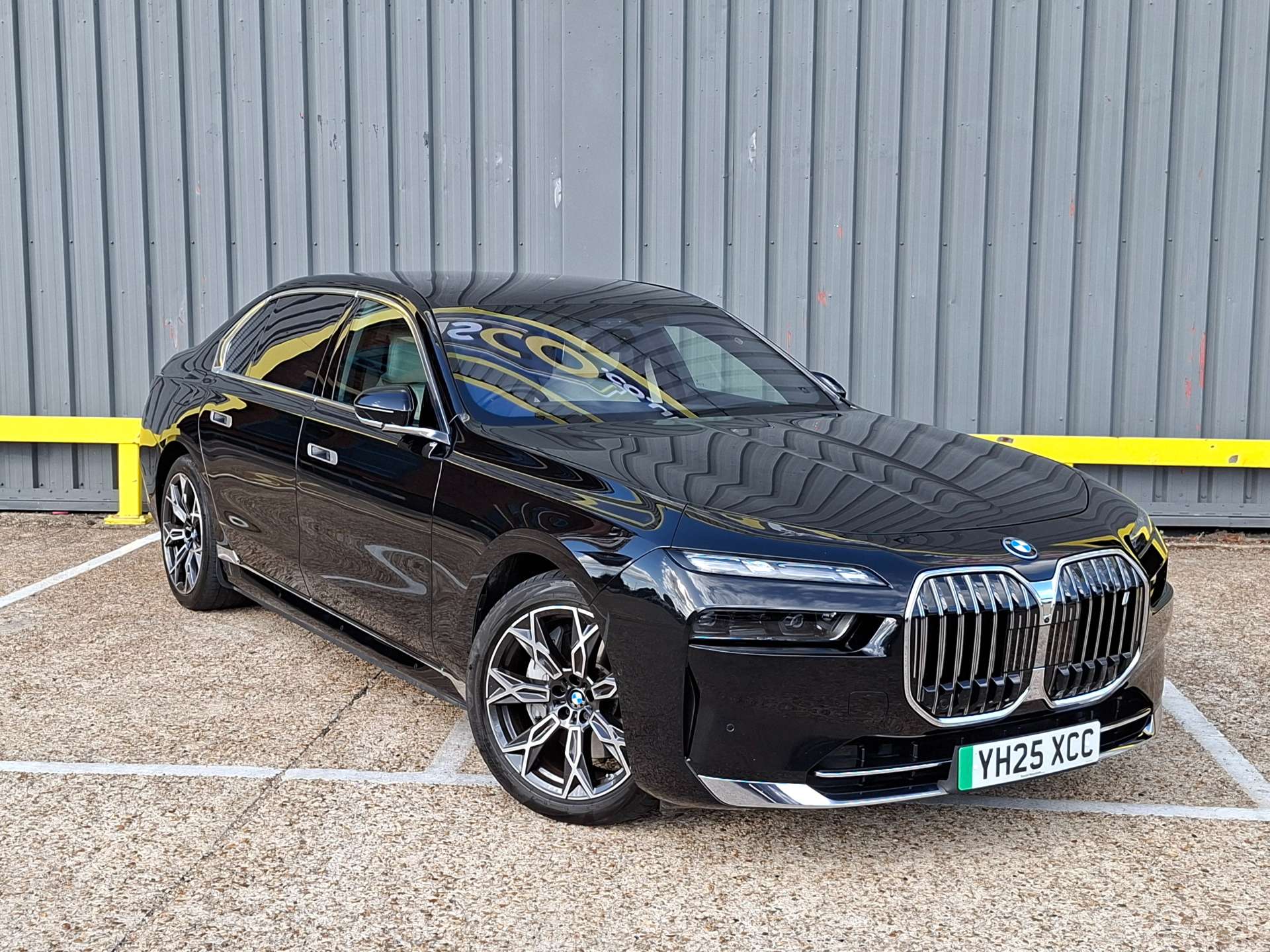 BMW i7 60 105.7kWh Excellence Pro Saloon 4dr Electric Auto xDrive (544 ps) thumbnail 3