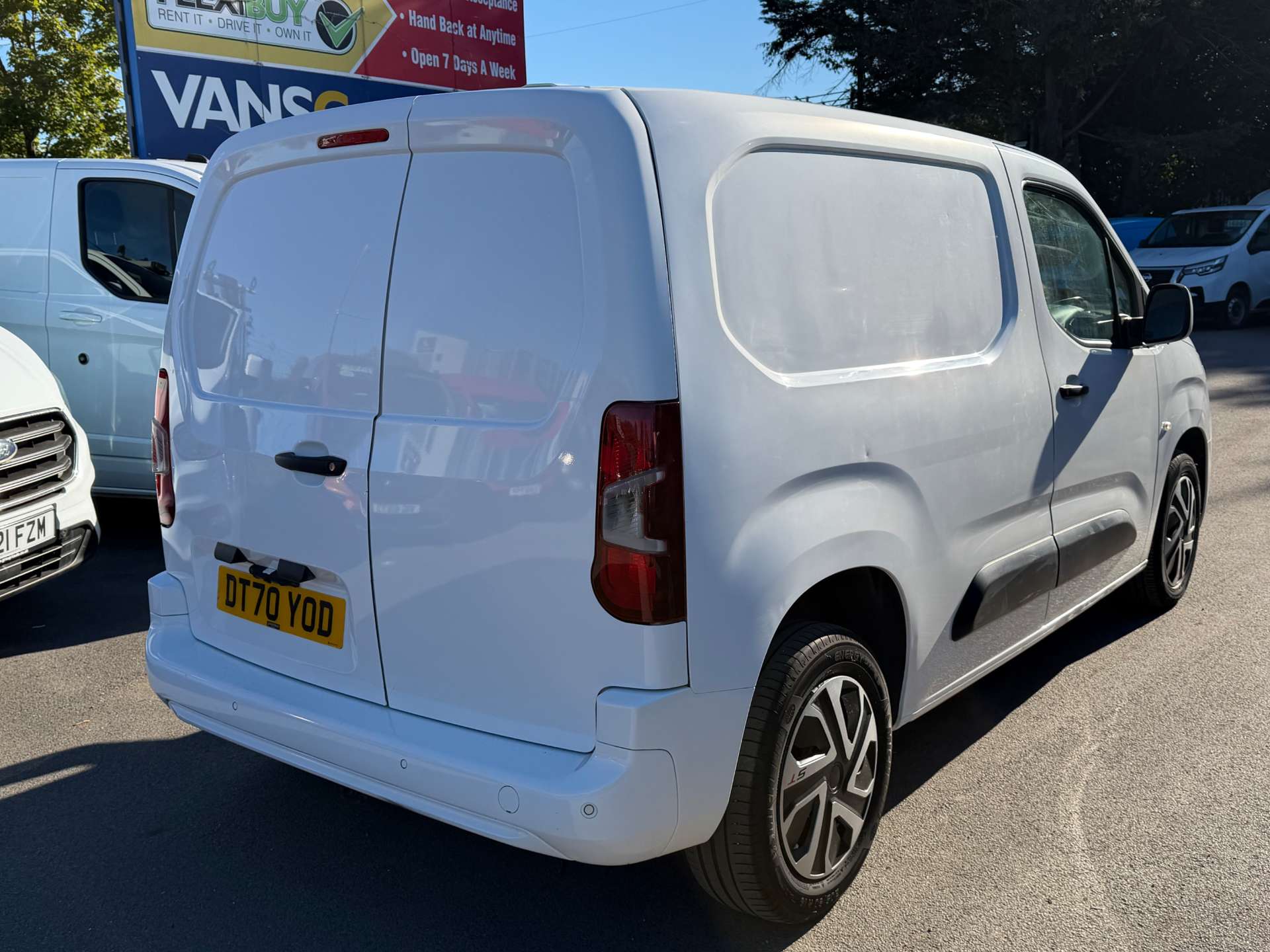 Vauxhall Combo 1.5 Turbo D 2300 Sportive Panel Van 4dr Diesel Manual L1 H1 Euro 6 (100 ps) thumbnail 8