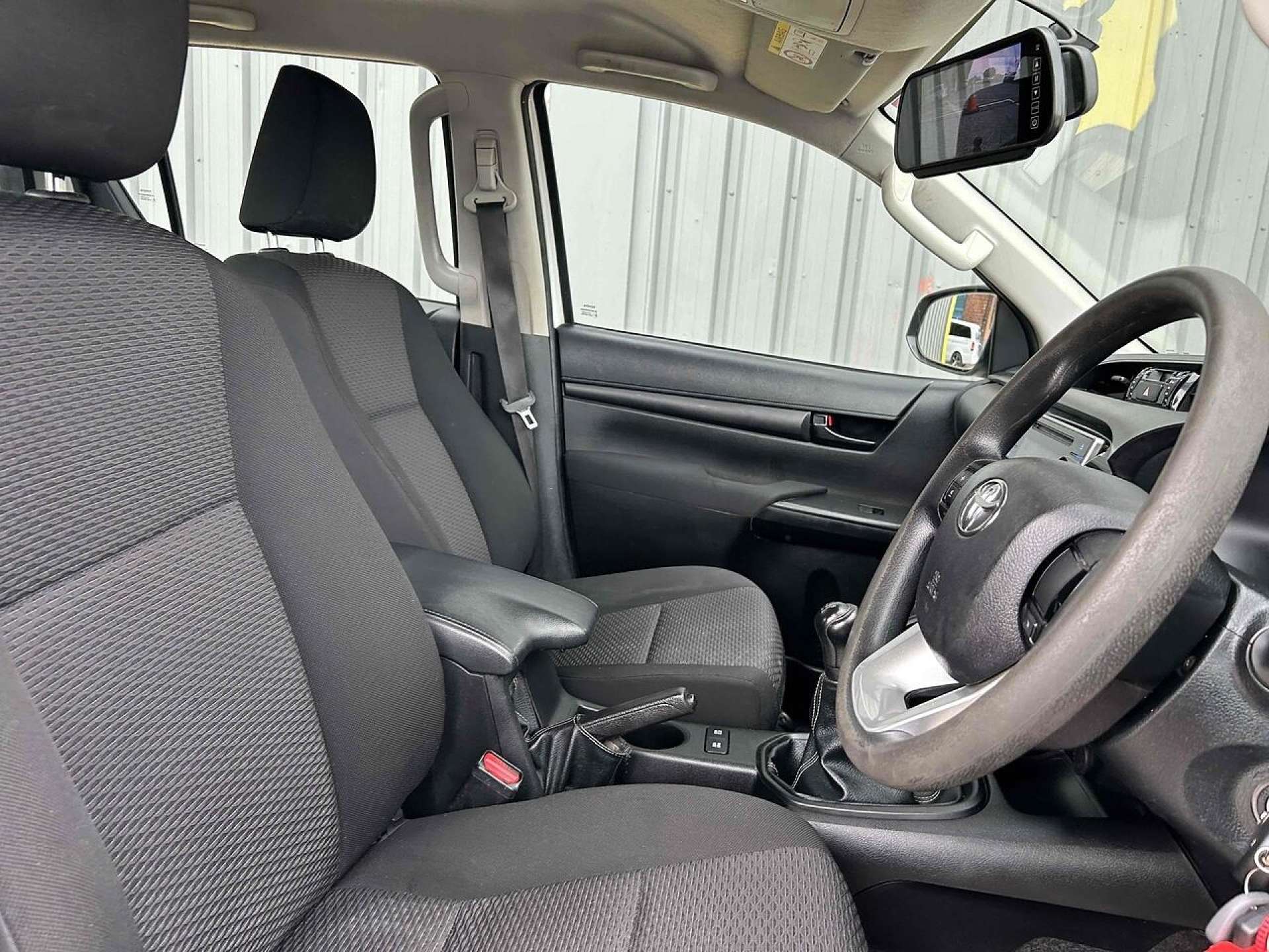 Toyota Hilux D-4D Active Pickup 2.4 Manual Diesel - Thumbnail 10